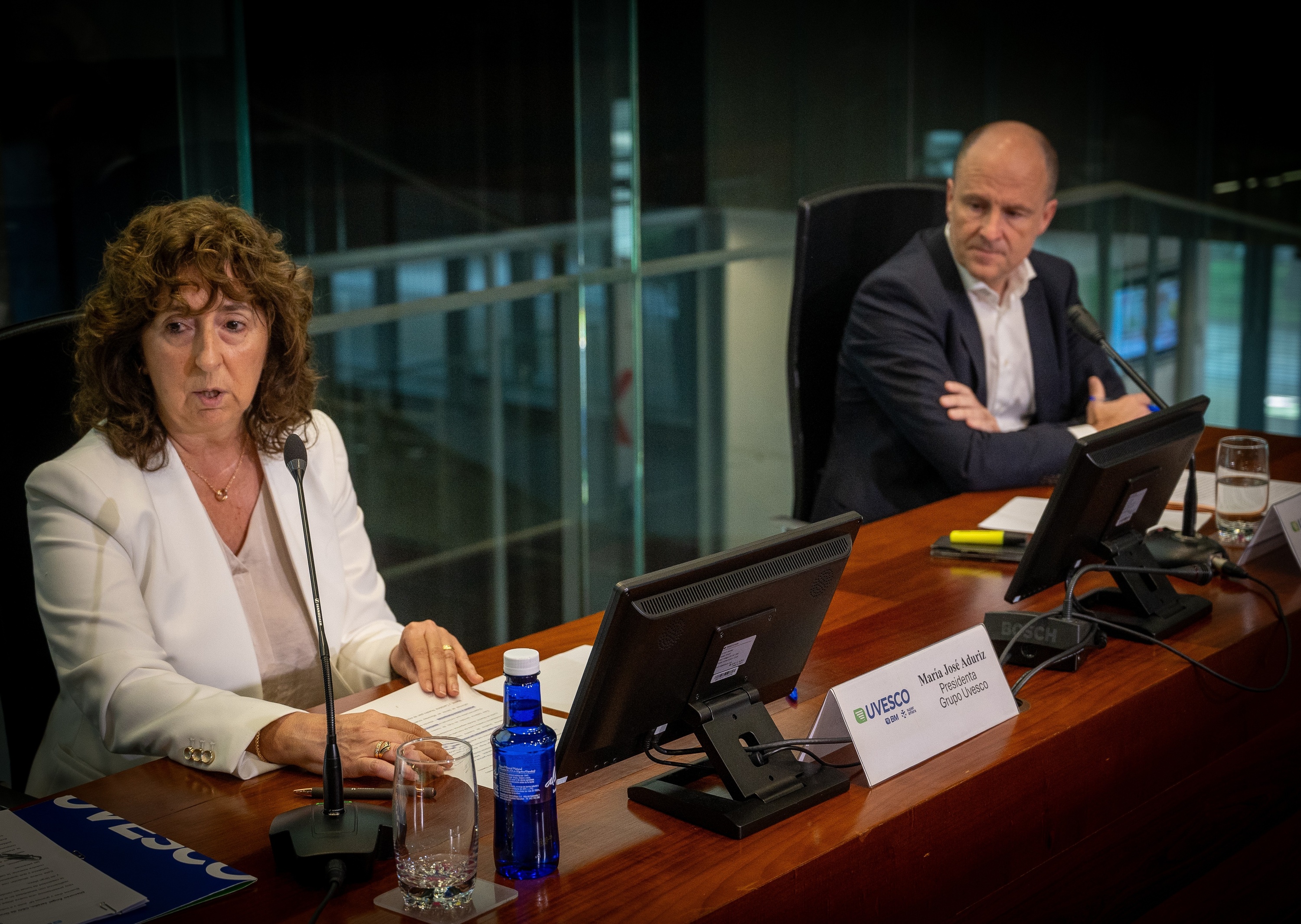 Maria Jose Aduriz Uvesco taldeko presidentea eta Angel Jareño zuzendari nagusia, Donostian egindako agerraldian. GORKA RUBIO / FOKU