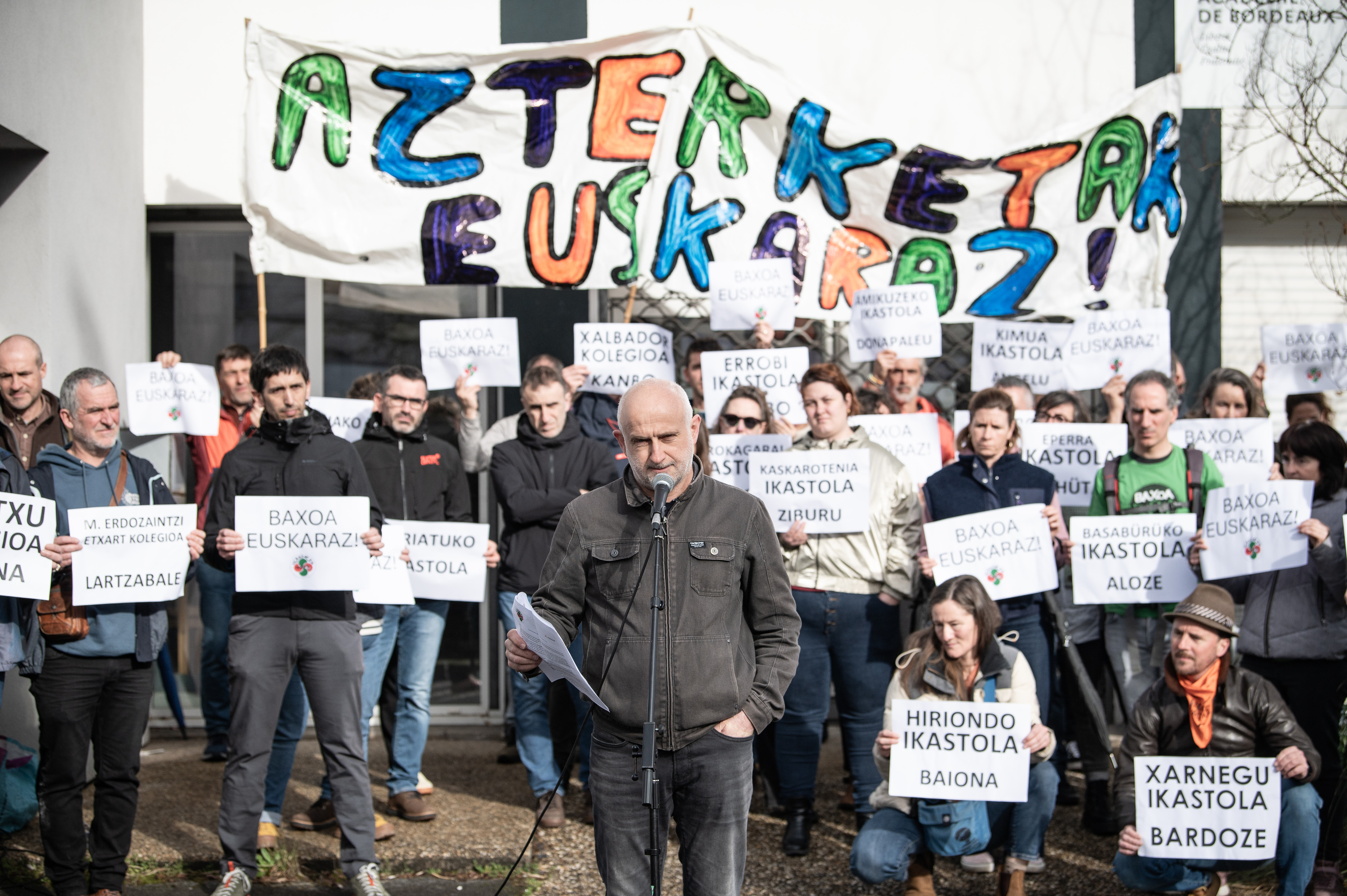 Seaskako irakasleak eta Erik Etxart lehendakarikidea, otsailean, baxoa euskaraz erantzuteko eskubidea aldarrikatzen, Baionan. PATXI BELTZAIZ