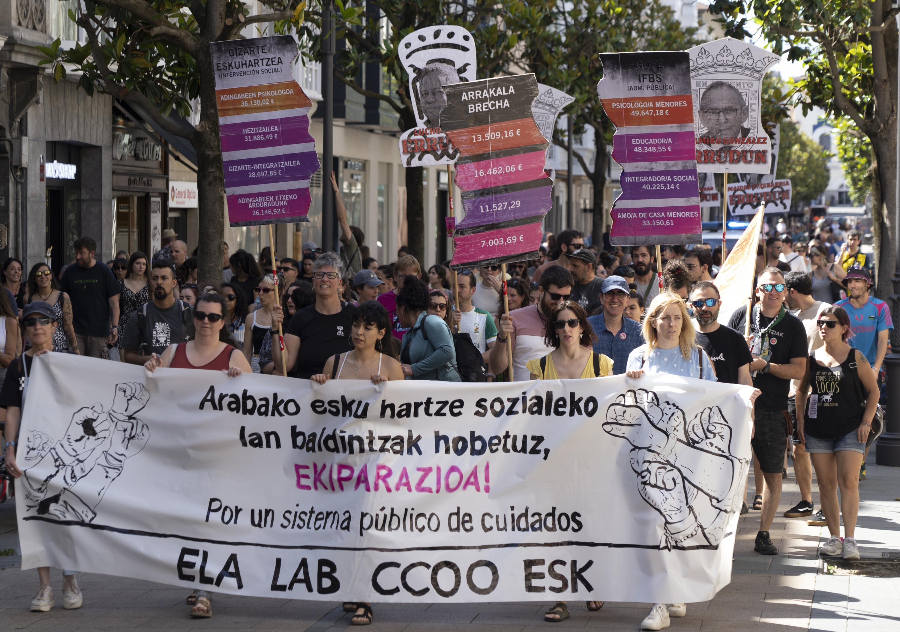 Esku hartze sozialeko langileen protesta, gaur, Gasteizen. RAUL BOGAJO / FOKU