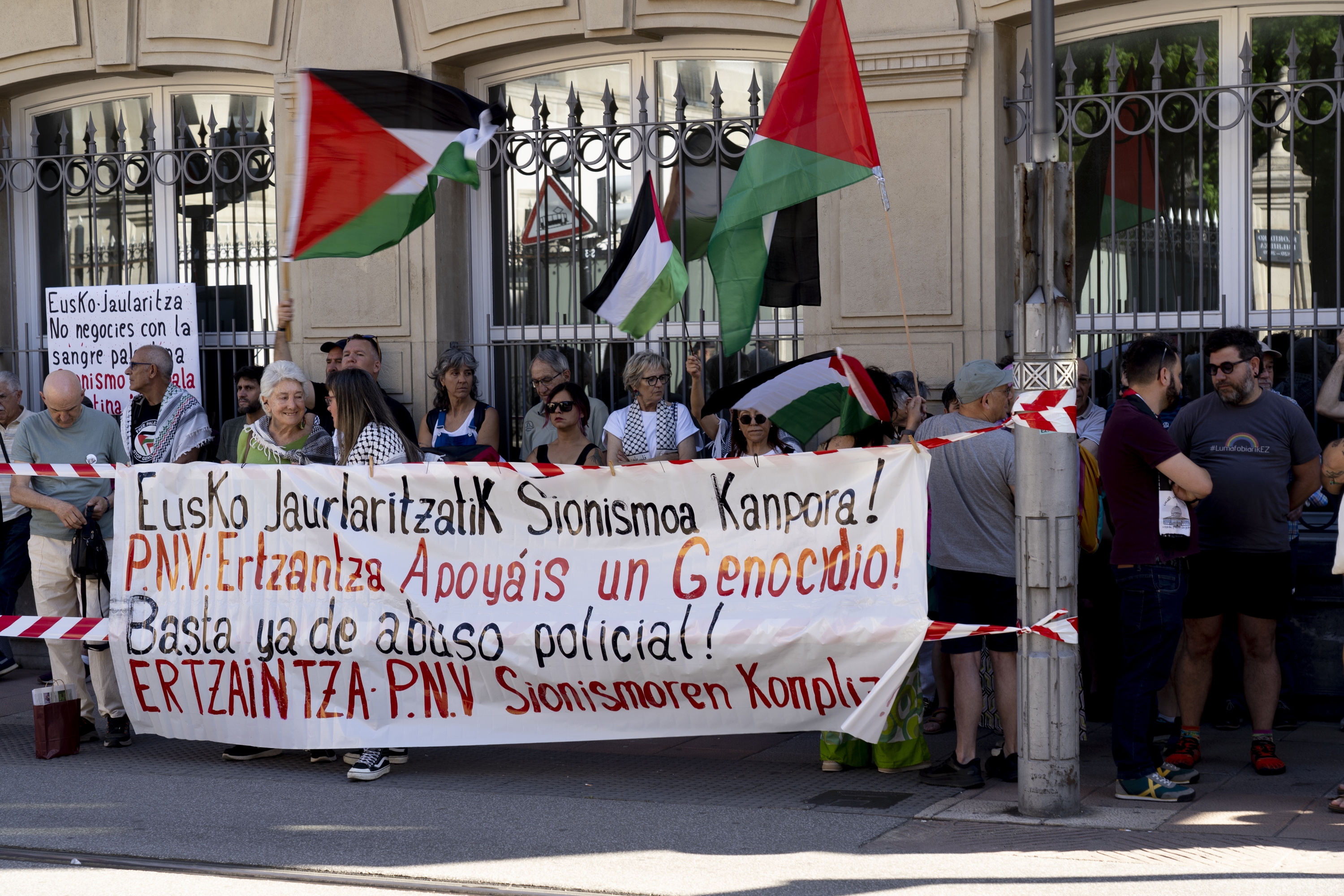 Legebiltzarraren aurren egindako elkarretaratzea, gaur, Gasteizen. RAUL BOGAJO / FOKU