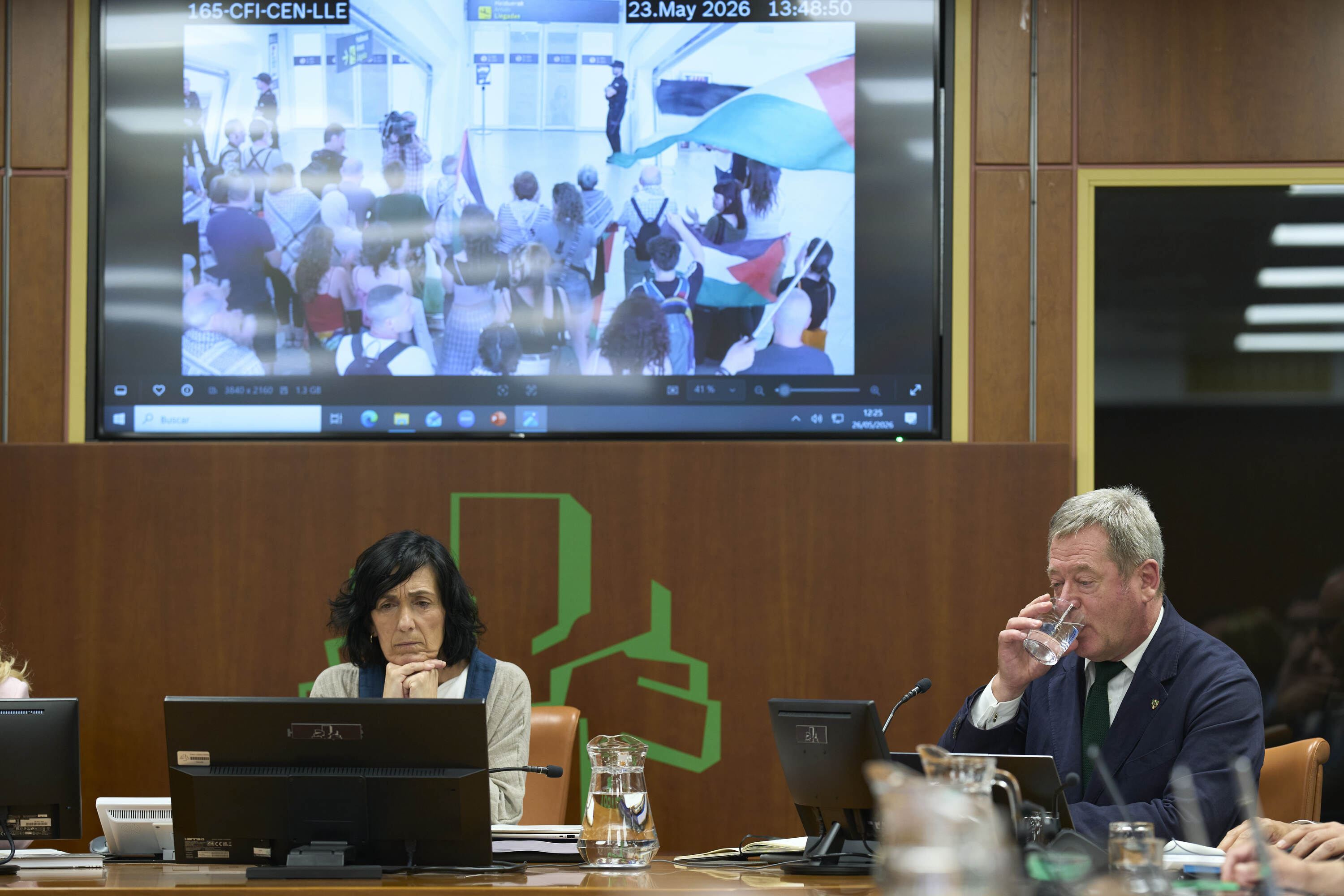 Zupiria, atzean aireportuko irudiak dituela, Eusko Legebiltzarrean. ADRIAN RUIZ HIERRO / EFE