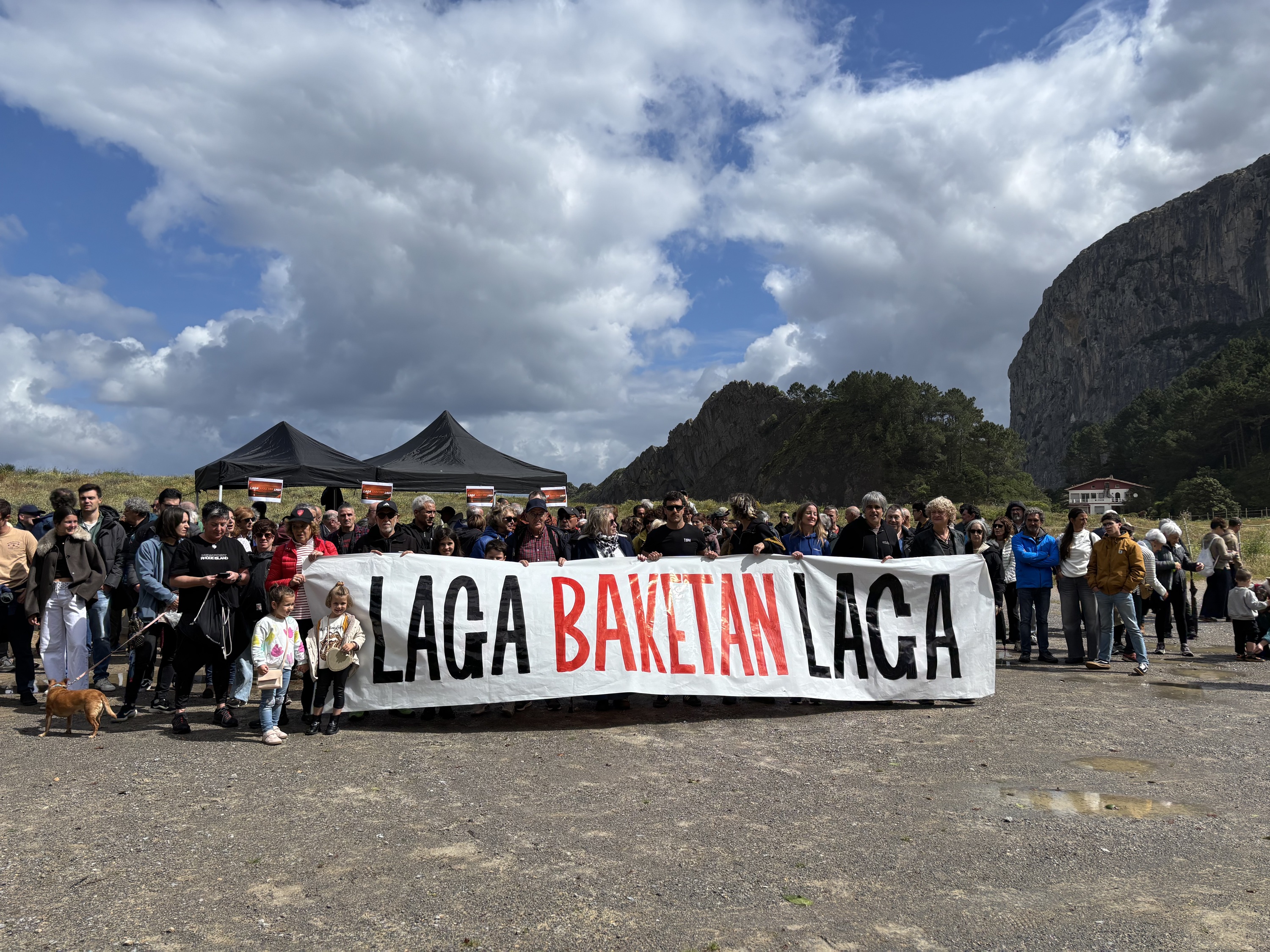 Ibarrangeluko Laga hondartzan egindako elkarretaratzea, maiatzaren 16an. AINTZINA MONASTERIO MAGUREGI / BUSTURIALDEA, LEA-ARTIBAI ETA MUTRIKUKO HITZA