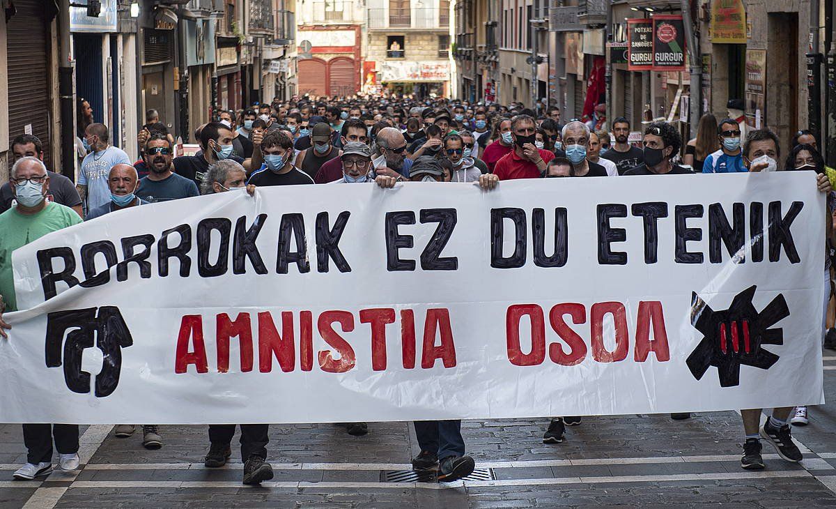 Manifestazioa, alde zaharreko kaleak zeharkatzen. JAGOBA MANTEROLA / FOKU