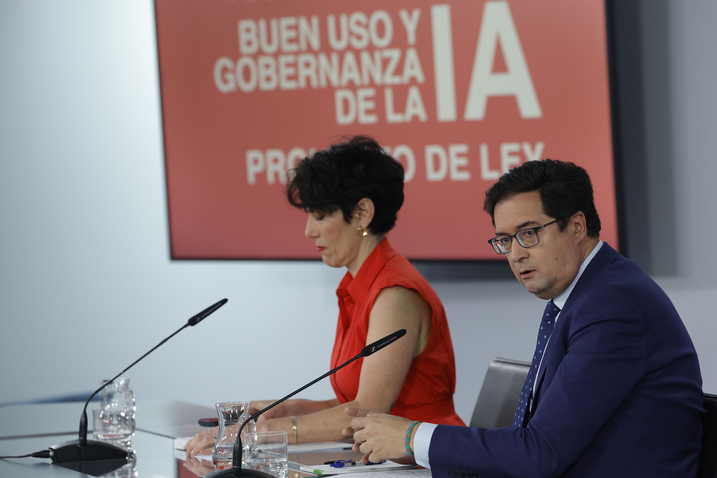 Elma Saiz eta Oscar Lopez Espainiako Gobernuko ministroak, gaurko aurkezpenean. ZIPI