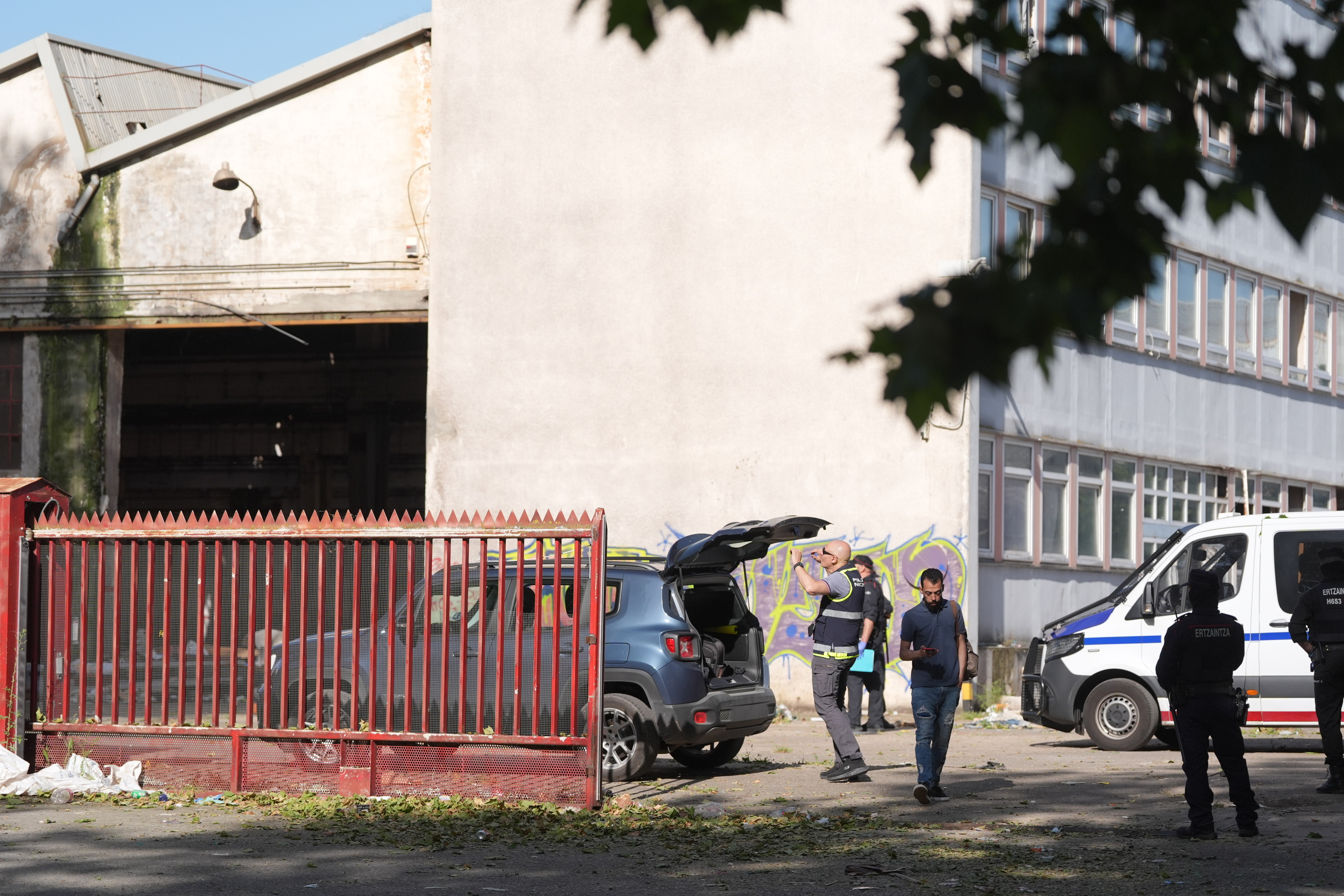 Ertzaintza eta Espainiako Polizia, gaur goizean, Gasteizko URSSA fabrikan. ENDIKA PORTILLO / FOKU