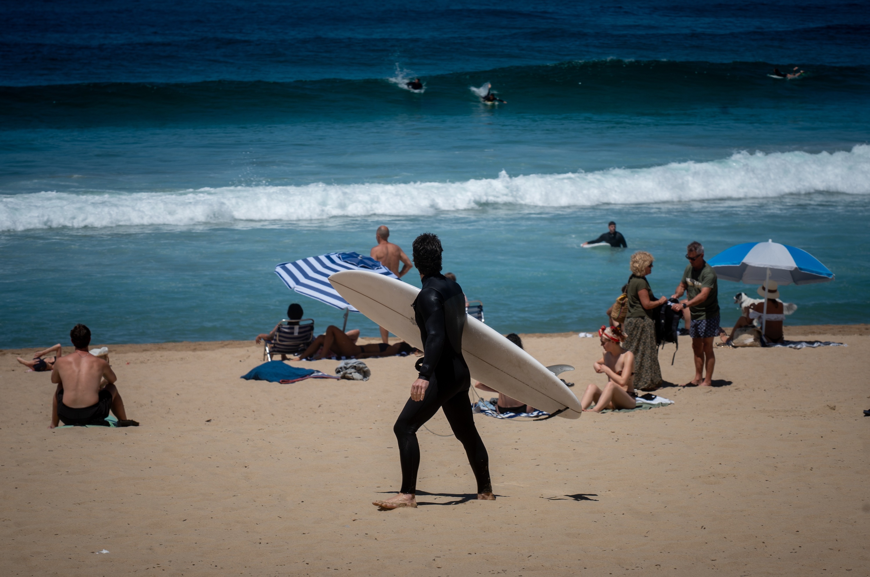 SurflariakDonostiako Zurriola hondartzan, atzo. GORKA RUBIO / FOKU