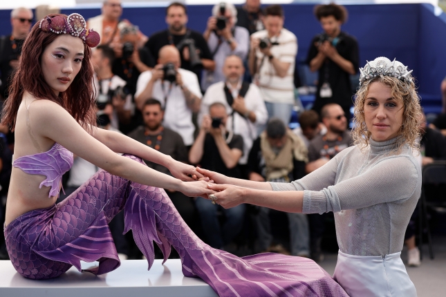Arisa Sasaki antzezlea eta Konstantina Kotzamani zinemagilea, Cannesko zinema jaialdian, joan den astean. TERESA SUAREZ / EFE Arisa Sasaki antzezlea eta Konstantina Kotzamani zinemagilea, Cannesko zinema jaialdian, joan den astean. TERESA SUAREZ / EFE
