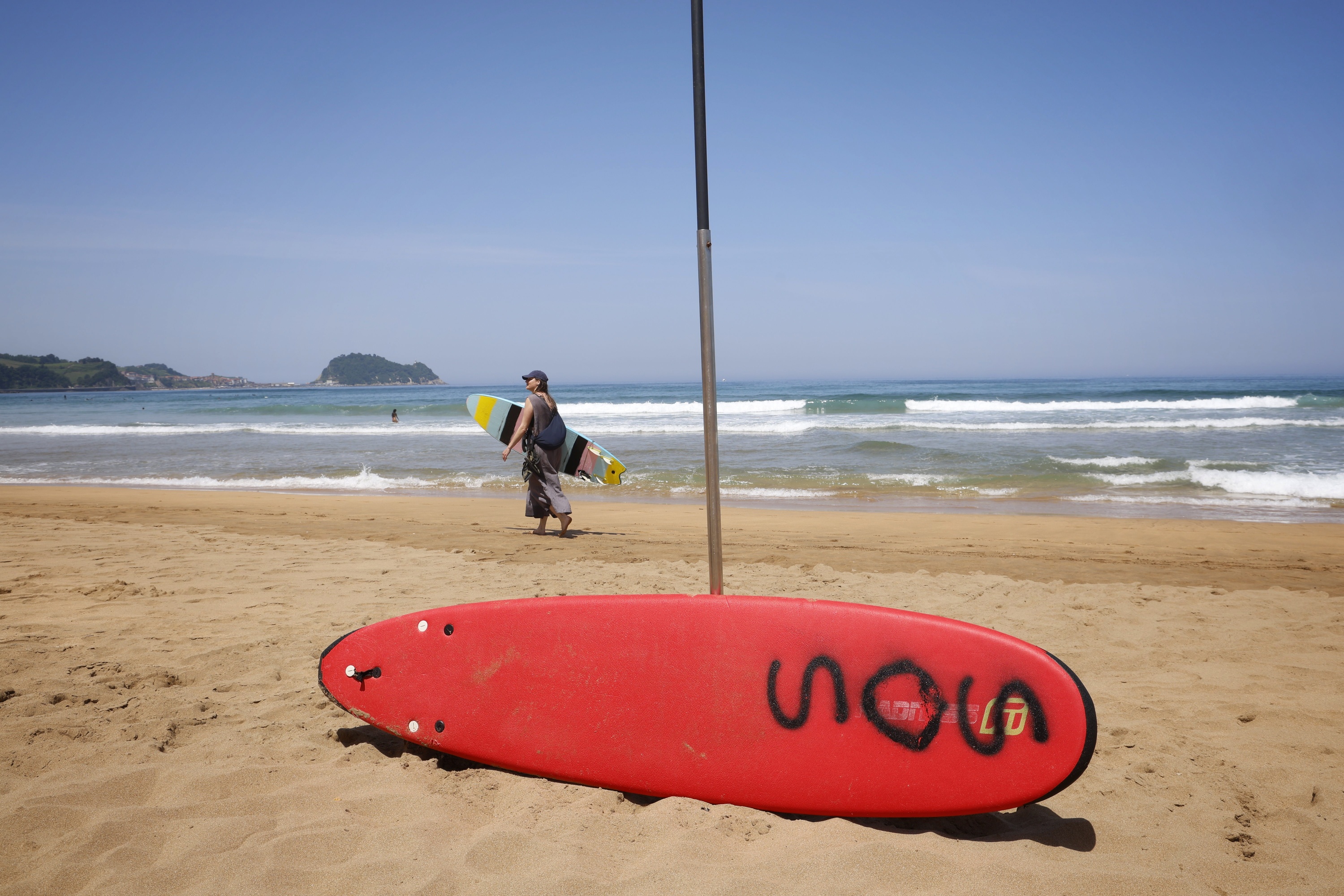 Erreskateetan erabiltzeko prest dagoen surf taula bat, Zarauzko hondartzan. FOKU Erreskateetan erabiltzeko prest dagoen surf taula bat, Zarauzko hondartzan. FOKU