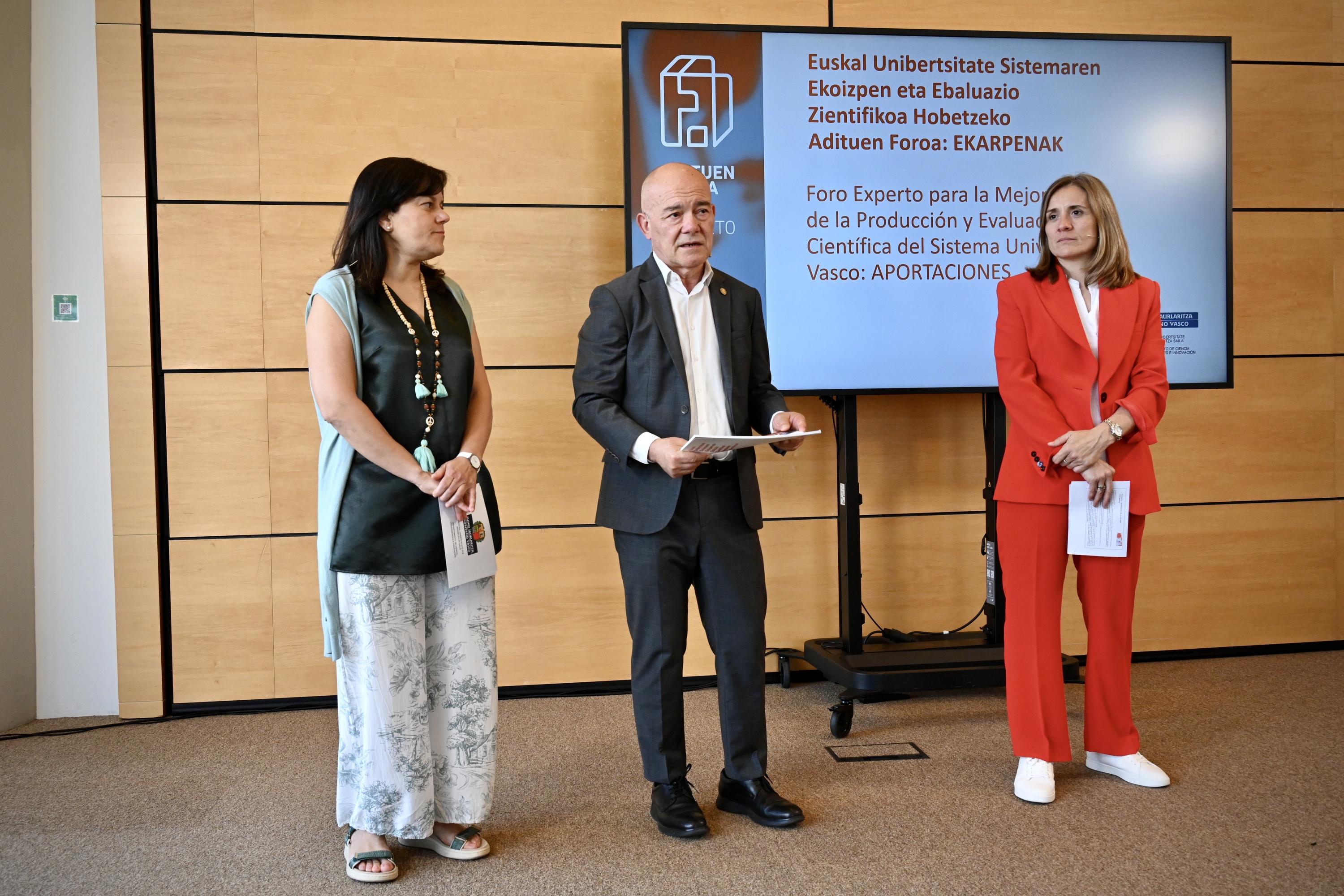 Adituen txostena aurkezteko agerraldia, gaur, Bilbon. MIKEL MARTINEZ DE TRESPUENTES / FOKU