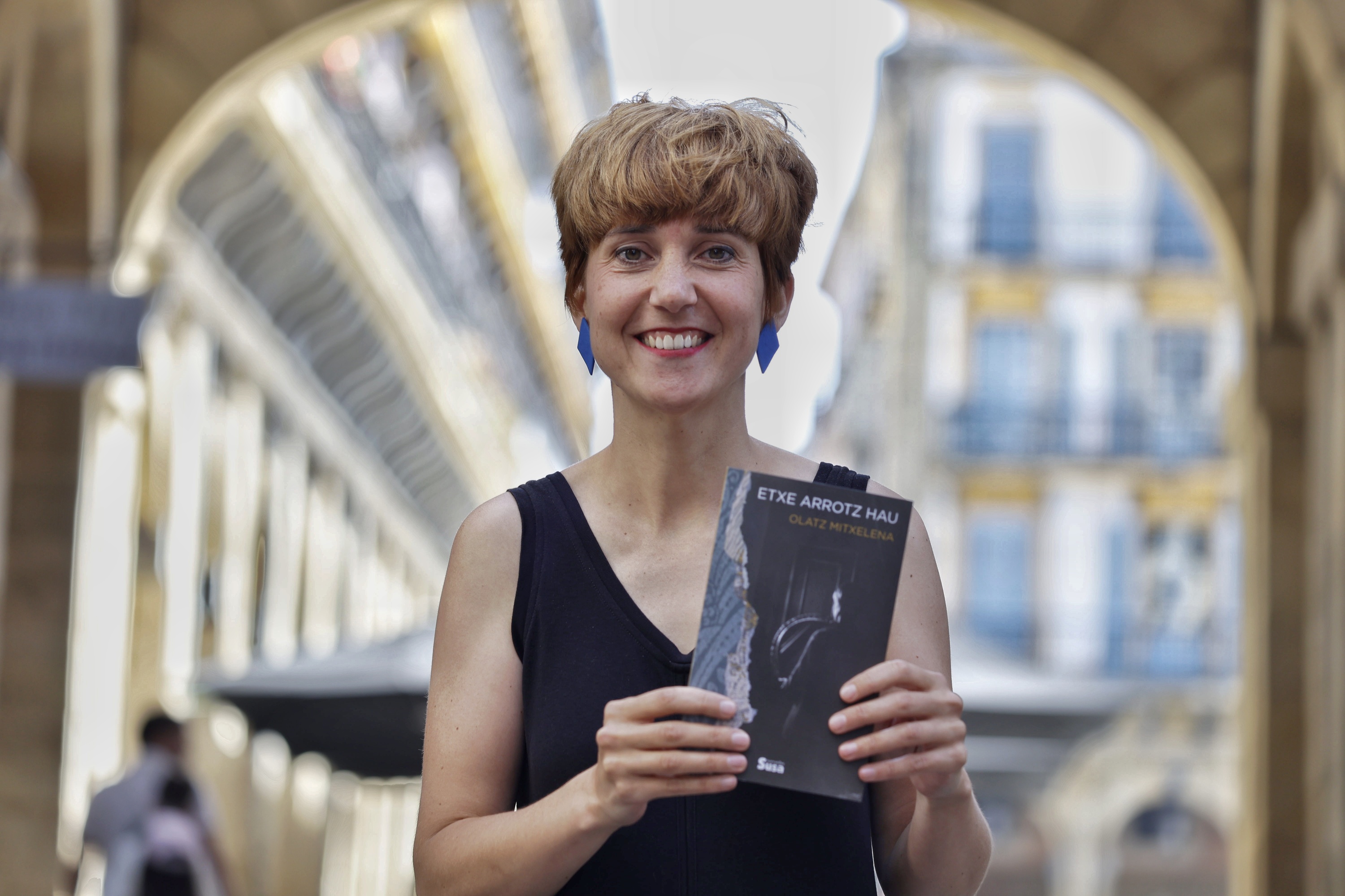 Olatz Mitxelena, 'Etxe arrotz hau' ipuin liburua eskuetan duela, Donostian. MAIALEN ANDRES / FOKU