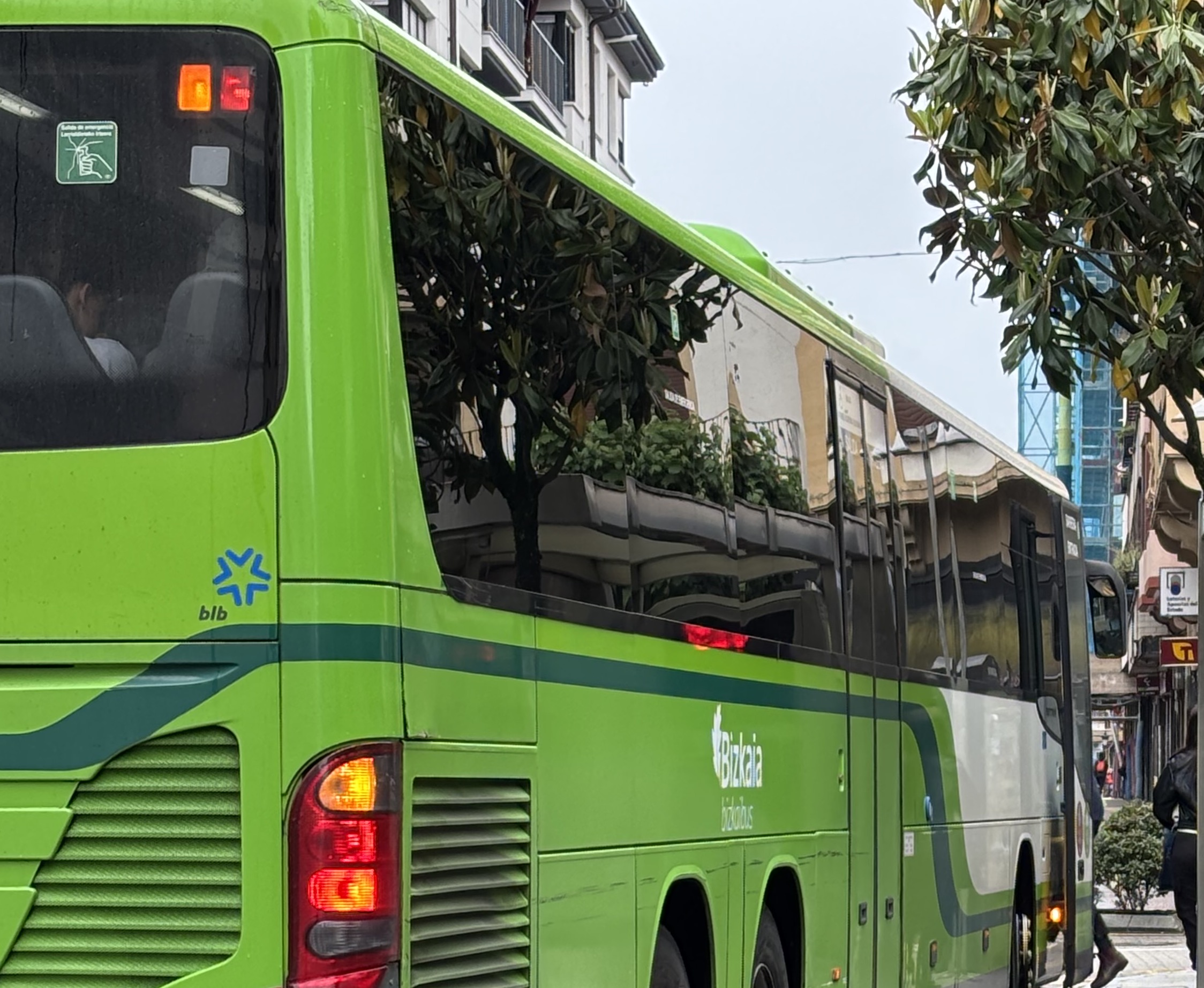 Bizkaibus zerbitzuko autobus bat, Gernika-Lumoko geltokian, maiatzaren 14an. ANE MARURI ARANSOLO / BUSTURIALDEA, LEA-ARTIBAI ETA MUTRIKUKO HITZA