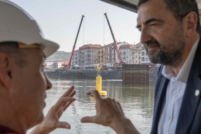 Alexander Gallastegi ingeniaria eta Carlos Alzaga Azpiegituretarako eta Lurralde Kohesiorako diputatua, gaur, Erandion. BIZKAIKO FORU ALDUNDIA Alexander Gallastegi ingeniaria eta Carlos Alzaga Azpiegituretarako eta Lurralde Kohesiorako diputatua, gaur, Erandion. BIZKAIKO FORU ALDUNDIA