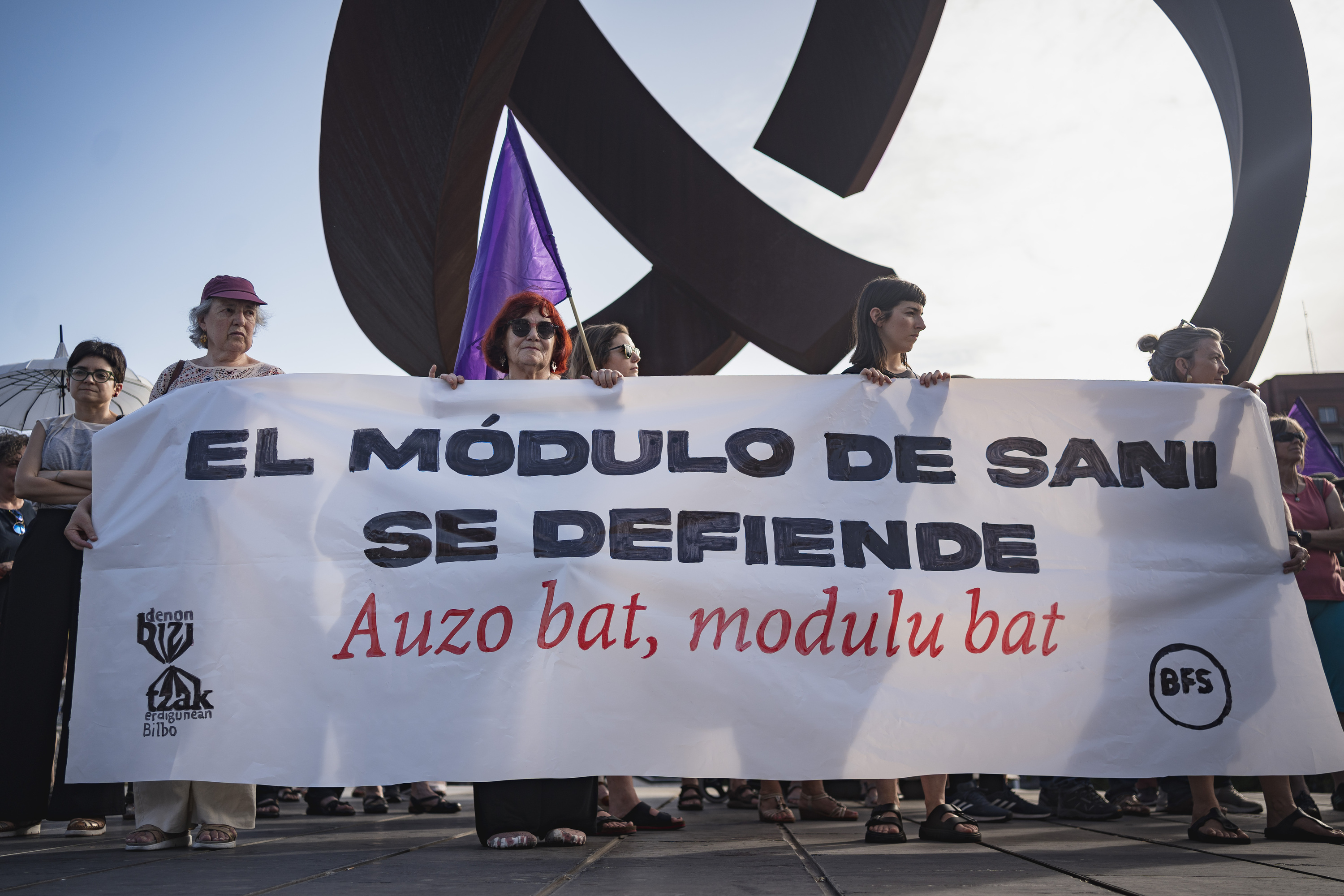 Bilbo Feminista Saretzen eta Denon Bizitzak Erdigunean taldeetako kideak, gaur, Bilbon deitutako elkarretaratzean. ARITZ LOIOLA / FOKU