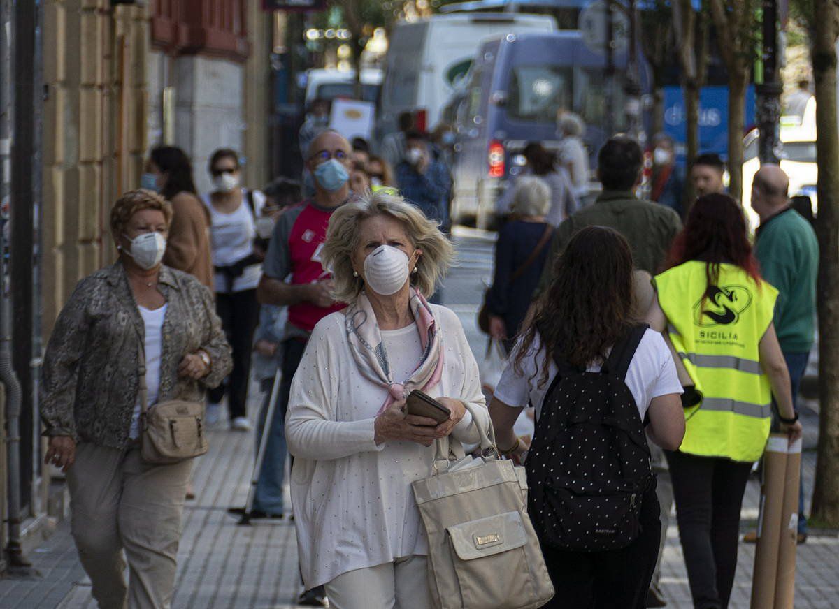 Jendea maskara jantzita paseoan, Donostian. JON URBE / FOKU