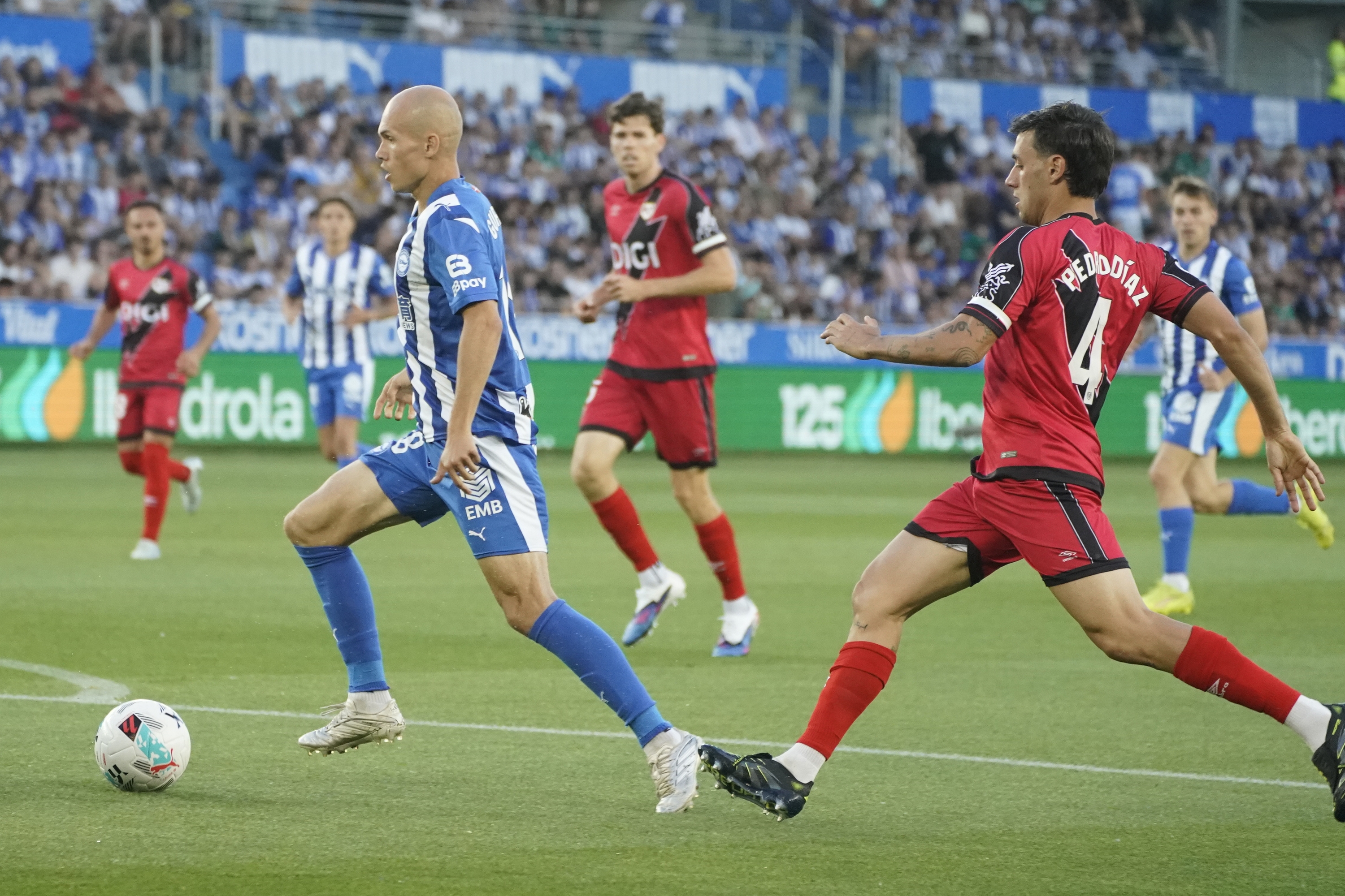 Jon Guridi baloiarekin aurrera egiten, atzean Rayoko Pedro Diaz duela. L. RICO / EFE