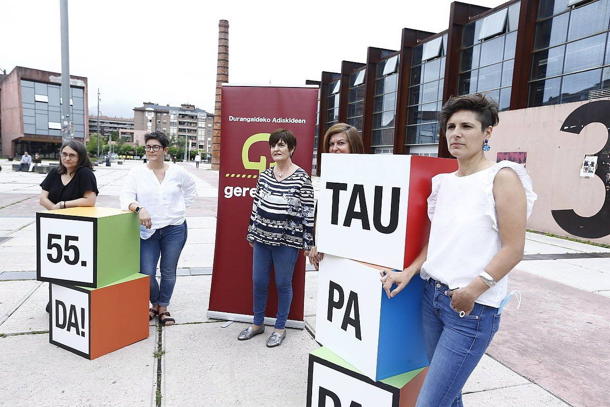 Gerediaga elkarteko kideak, gaur, Durangoko Plateruena kafe antzokian eskainitako prentsaurrekoan. ARITZ LOIOLA/FOKU