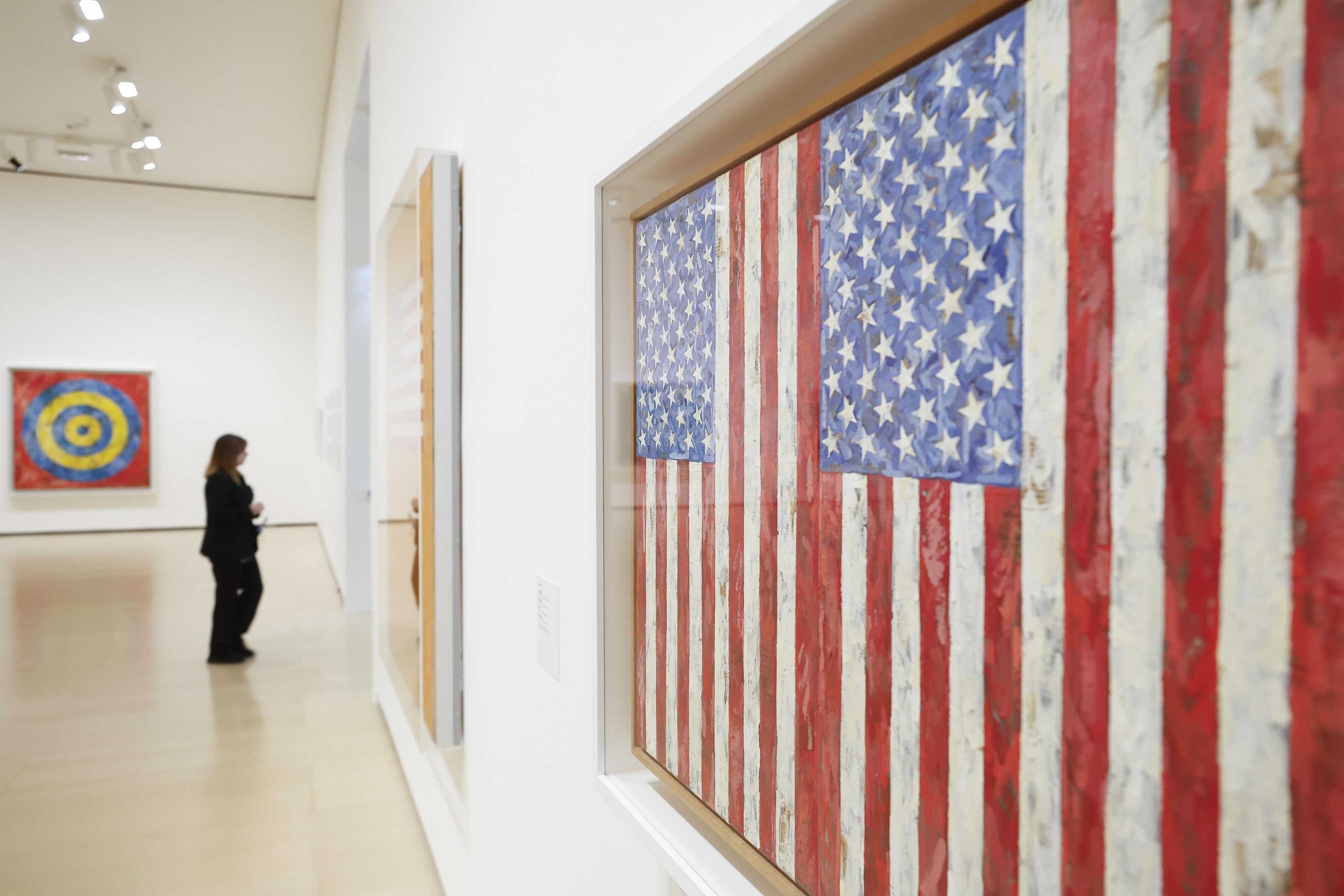 Bisitari bat, Bilboko Guggenheim museoak, Jasper Johns artistari eskainitako erakusketan. MIGUEL TOÑA / EFE