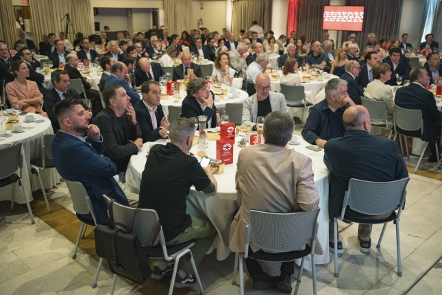 Ordezkari politikoak, Redondoren hitzaldia entzuten. ARITZ LOIOLA / FOKU Ordezkari politikoak, Redondoren hitzaldia entzuten. ARITZ LOIOLA / FOKU