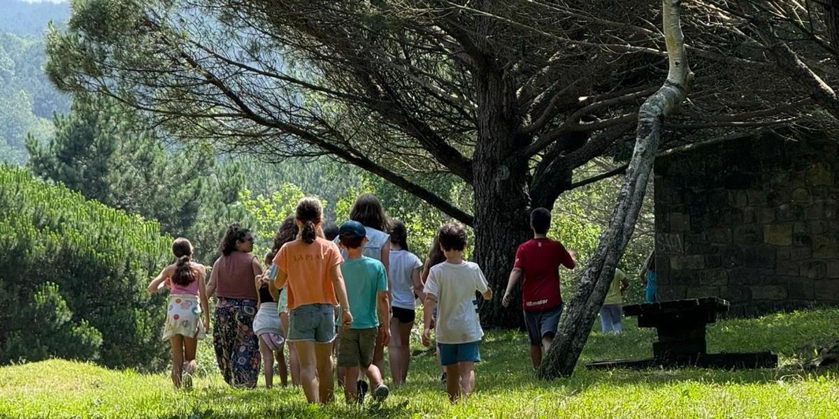 Ume batzuk udaleku batean, artxiboko irudi batean. BERRIA