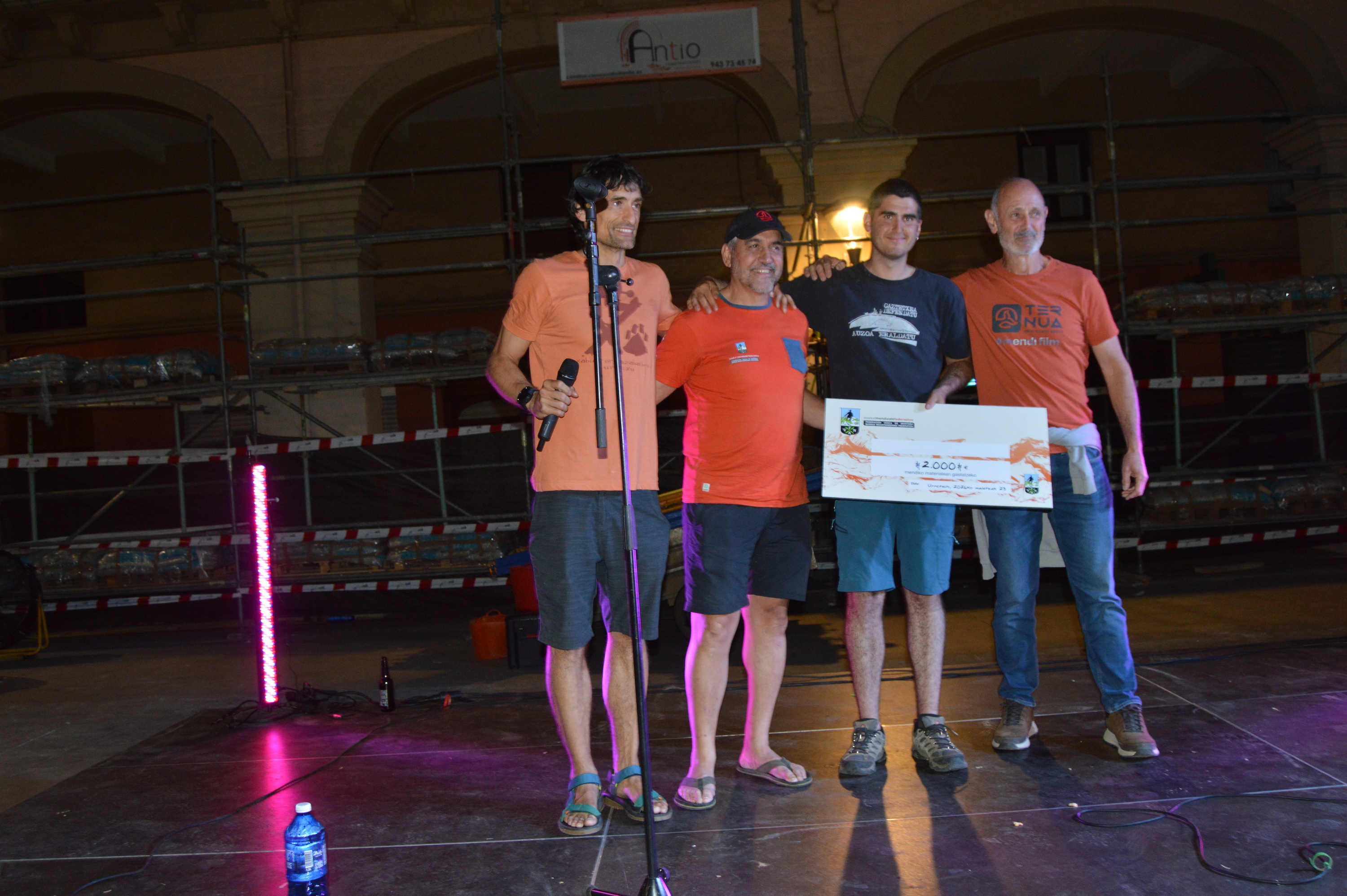 Ibon Mendia, Andoni Ormazabalen, Javi Antunezen (EMF) eta Jabier Baraiazarraren (Mendi Film) eskutik beka jasotzen. XAPIRRI