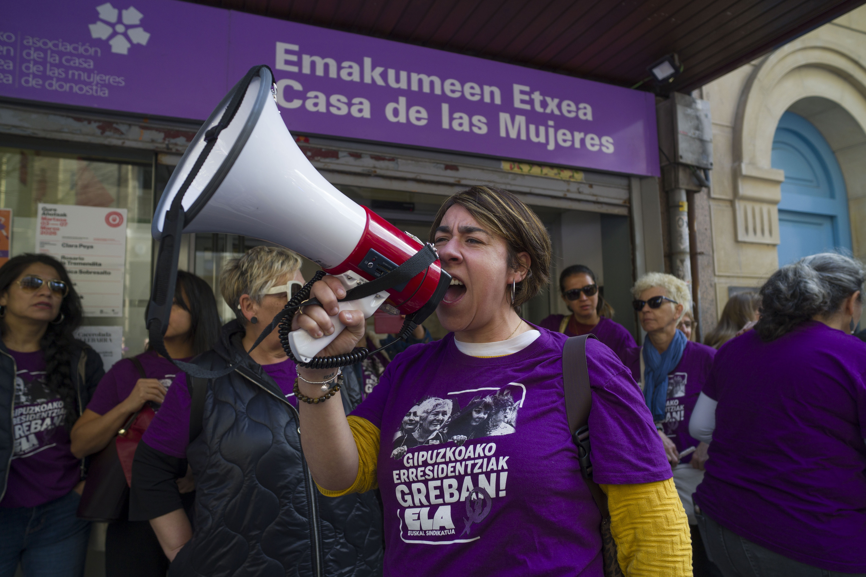 Zahar etxeetako langileek itxialdia egin zuten Donostiako Emakumeen Etxean, otsailaren bukaeran. JON URBE / FOKU