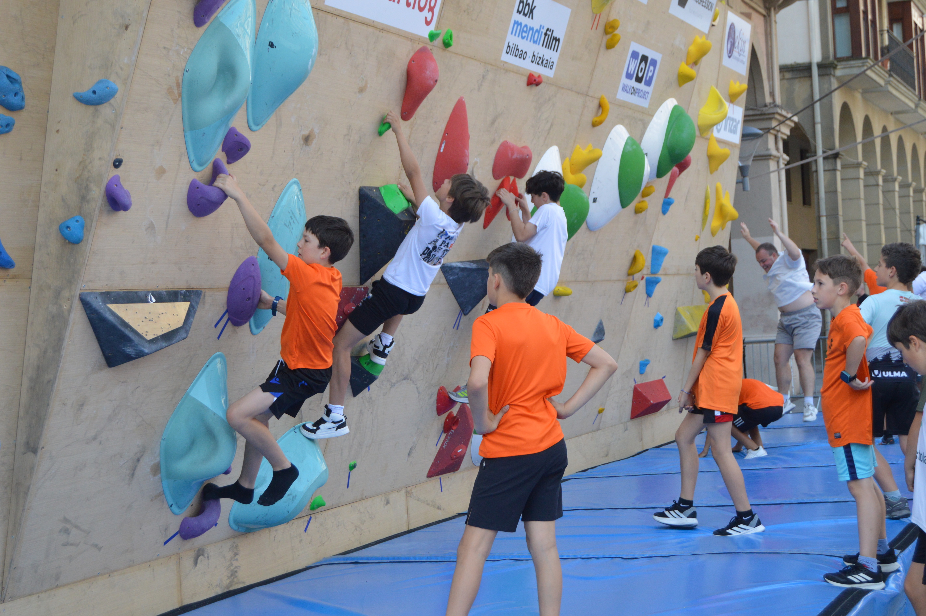 HAURRAK BOULDERREAN JOLASEAN