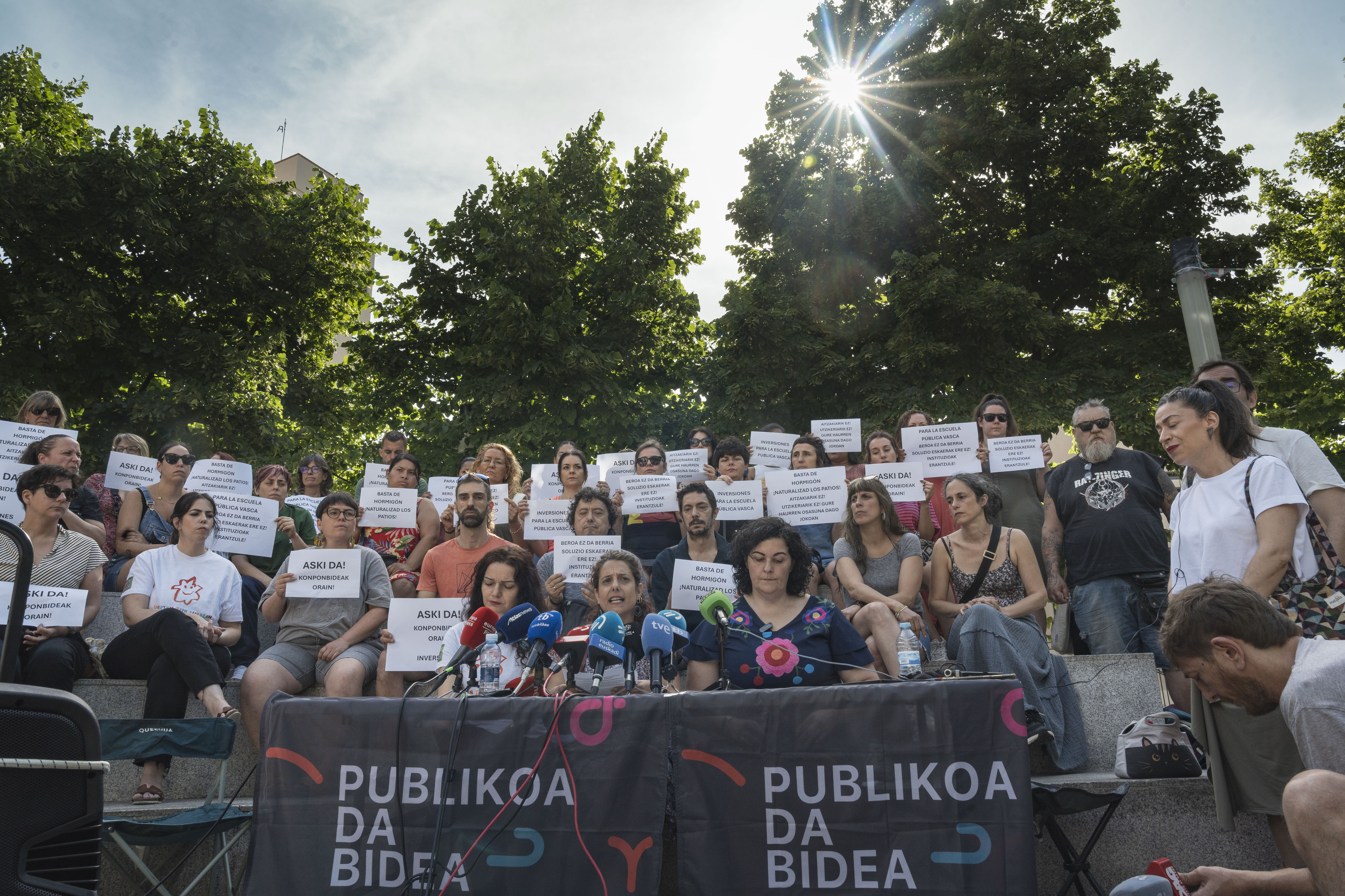 Bilboko ikastetxeetako guraso elkarteek gaur goizean egin duten agerraldia, Luis Briñas eskolaren aurrean. ARITZ LOIOLA / FOKU