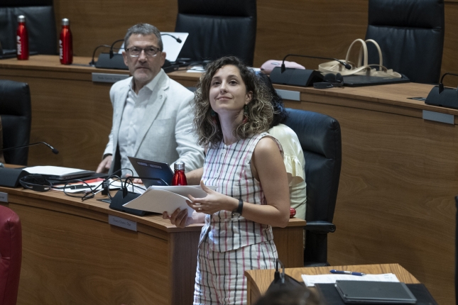 Irati Jimenez EH Bilduko parlamentaria eta atzean Javier Lekunberri, PSNkoa. IÑIGO URIZ / FOKU