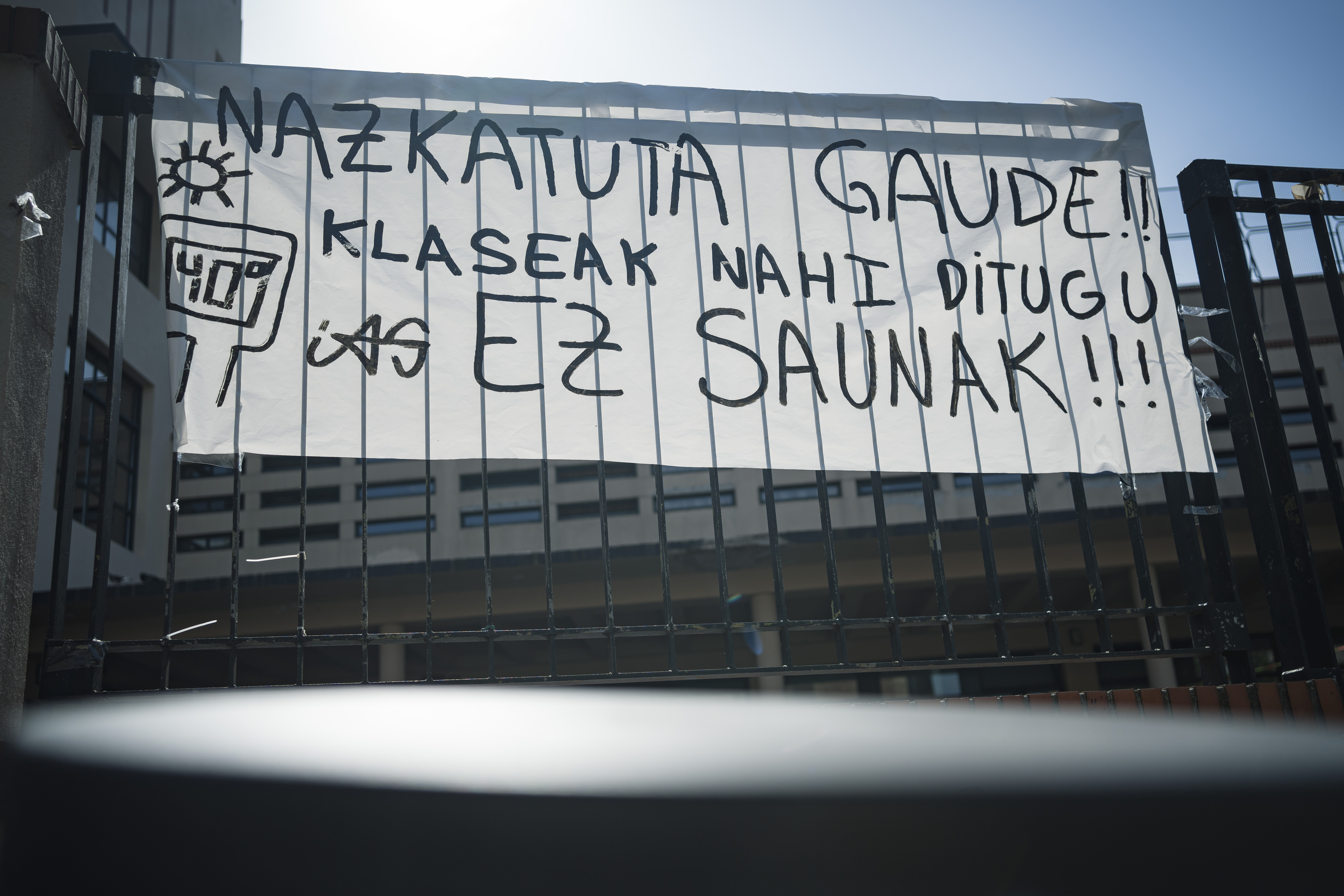 Ikasgeletako egoera salatzeko jarritako kartel bat, Bilbon, atzo. ARITZ LOIOLA / FOKU