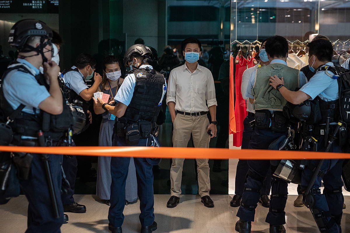 Hong Kongeko Polizia, gaur, protestari batzuk atxilotzen. EFE