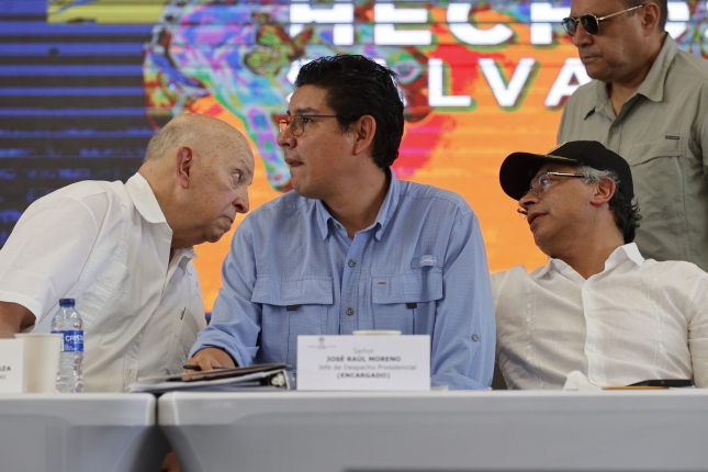 Otty Patiño eta Gustavo Petro Armada Bolivartarraren Koordinakunde Nazionalaren armak suntsitzeko ekitaldi batean, iazko urrian, Putumayo departamentuko Puerto Asis hirian. MAURICIO DUEÑAS CASTAÑEDA / EFE Otty Patiño eta Gustavo Petro Armada Bolivartarraren Koordinakunde Nazionalaren armak suntsitzeko ekitaldi batean, iazko urrian, Putumayo departamentuko Puerto Asis hirian. MAURICIO DUEÑAS CASTAÑEDA / EFE