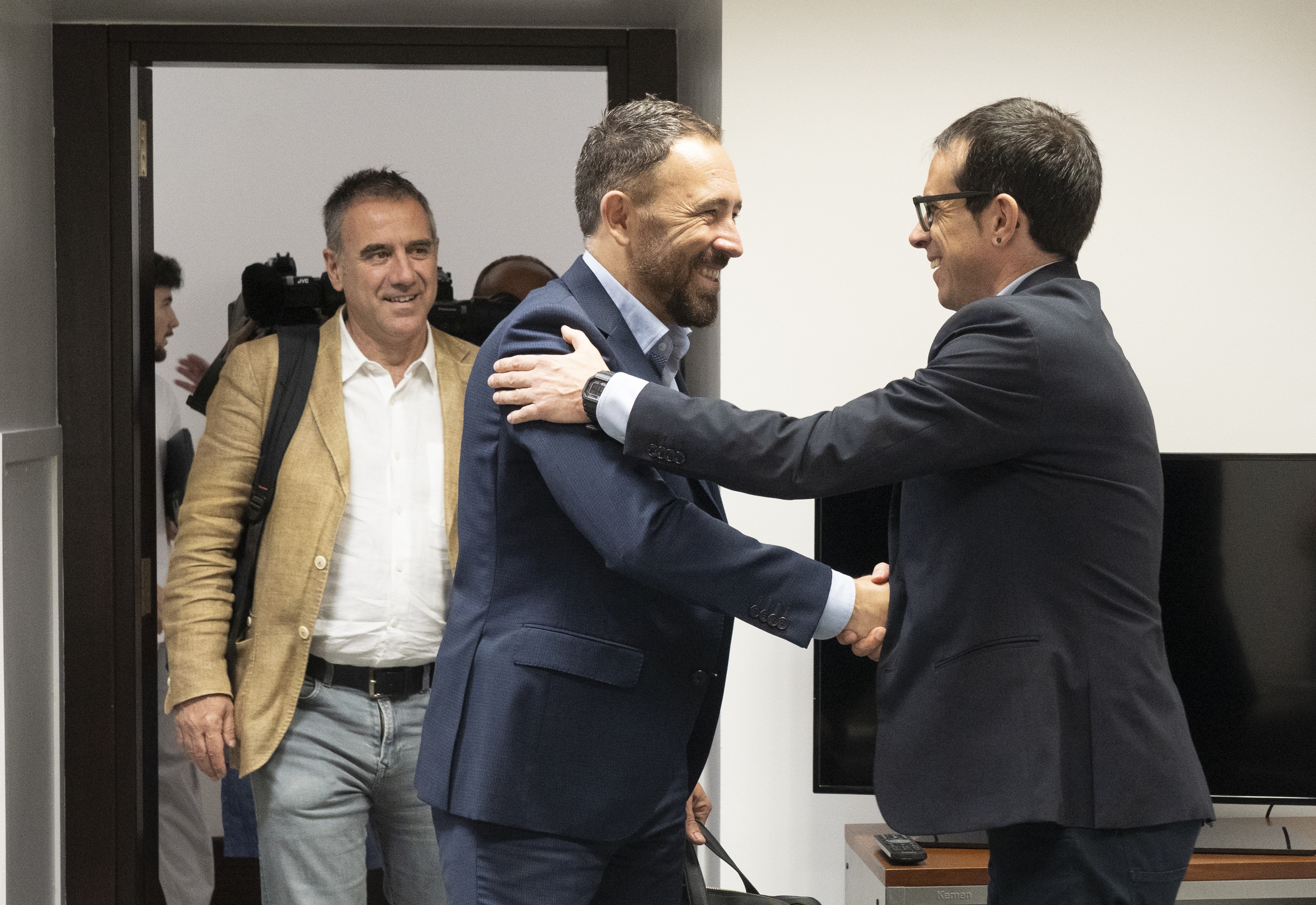Denis Itxaso eta Pello Otxandiano, gaur, etxebizitzari buruzko bileran, Eusko Legebiltzarrean. RAUL BOGAJO / FOKU