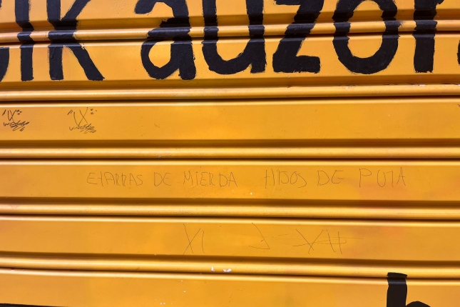 Mezu faxista bat tabernaren kanpoaldean. IÑIGO CABACAS HERRI HARMAILA Mezu faxista bat tabernaren kanpoaldean. IÑIGO CABACAS HERRI HARMAILA