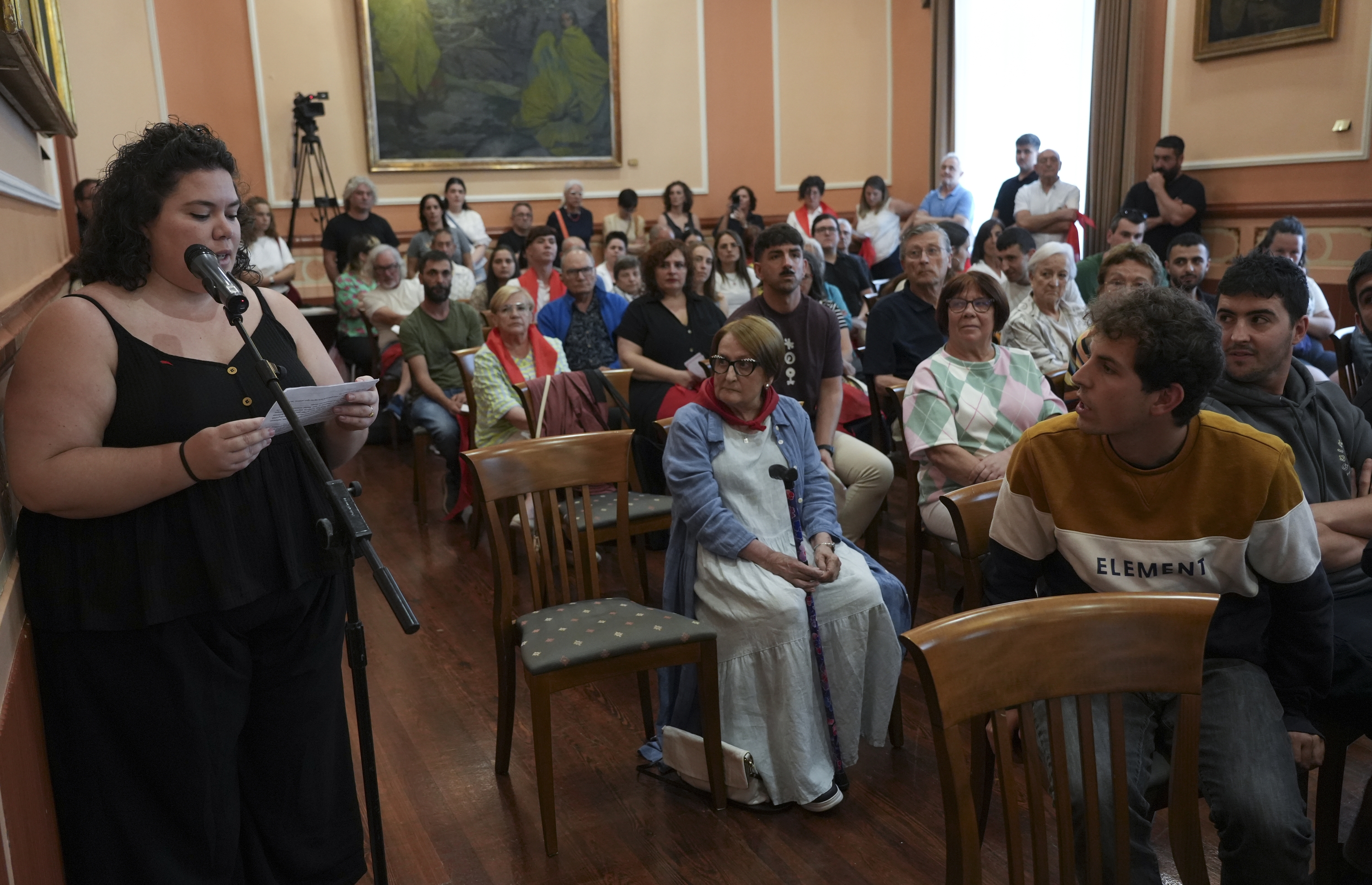 Irati Amantegi alarde parekideko kideek idatzitako testua irakurtzen. JAGOBA MANTEROLA / FOKU