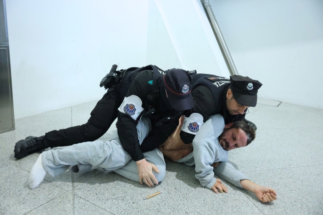 (ID_16111711) (Oskar Matxin Edesa/@FOKU) 2026-05-23, Loiu. Flotillan zeuden euskal herritarrak Loiura iritsiko dira (ID_16111711) (Oskar Matxin Edesa/@FOKU) 2026-05-23, Loiu. Flotillan zeuden euskal herritarrak Loiura iritsiko dira