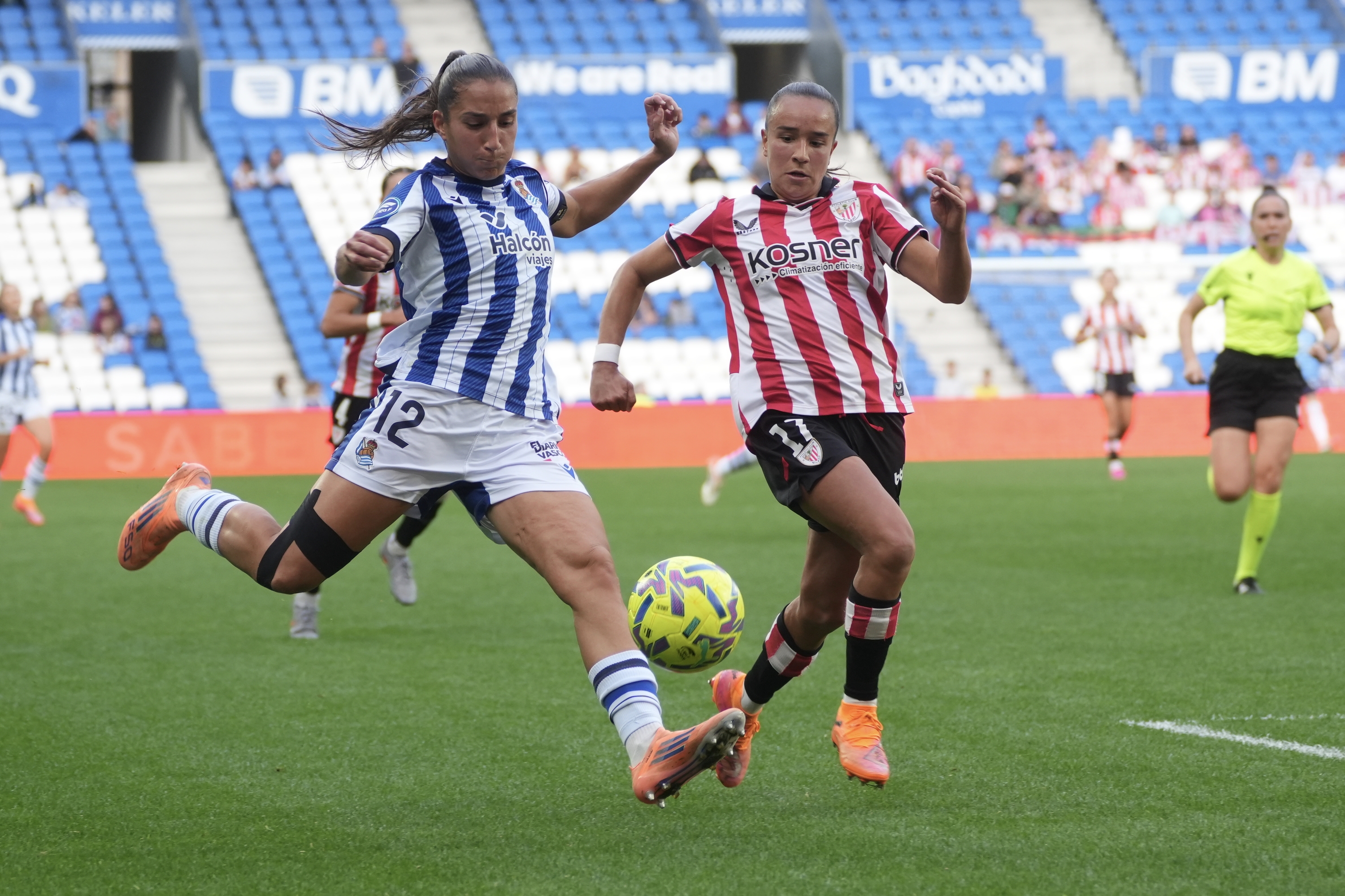 Realeko Lucia Rodriguez erdiraketa bat egin nahian, aurrean Athleticeko Nerea Nevado duela. JON URBE / FOKU