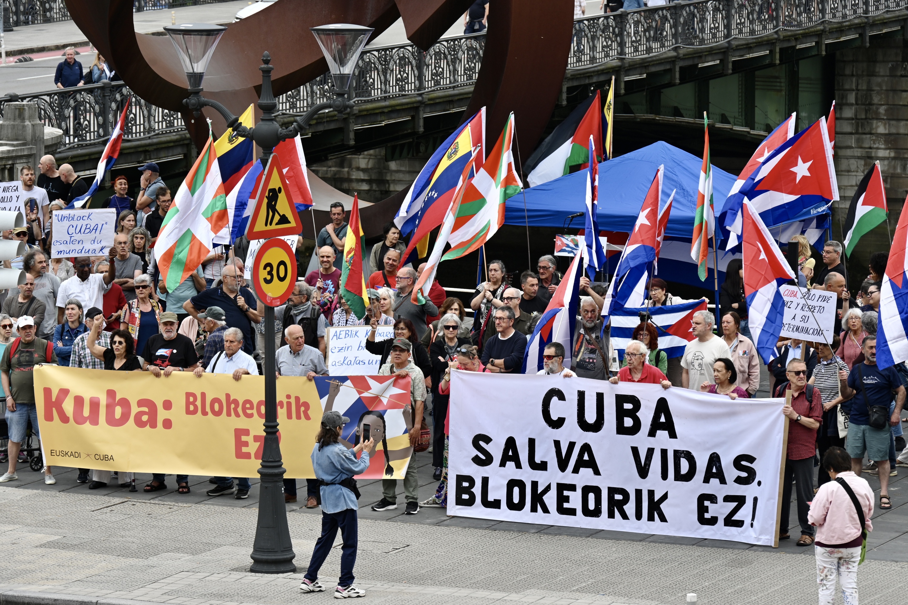 Kubaren aldeko elkarretaratzea gaur, Bilboko udaletxearen aurrean. MIKEL MARTINEZ DE TRESPUENTES / FOKU