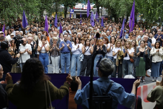 Ehunka lagun bildu dira Errenterian, Xenpelar bertso eskolako erasoak salatzeko. MAIALEN ANDRES / FOKU