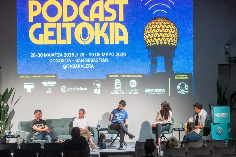 Podcast Geltokia ekitaldiaren barne egin dute mahai ingurua haurrentzako audio edukiez Podcast Geltokia ekitaldiaren barne egin dute mahai ingurua haurrentzako audio edukiez