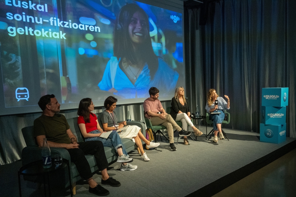 Euskarazko fikziozko podcasten inguruko mahai ingurua Podcast Geltokia jaialdian Donostian Euskarazko fikziozko podcasten inguruko mahai ingurua Podcast Geltokia jaialdian Donostian