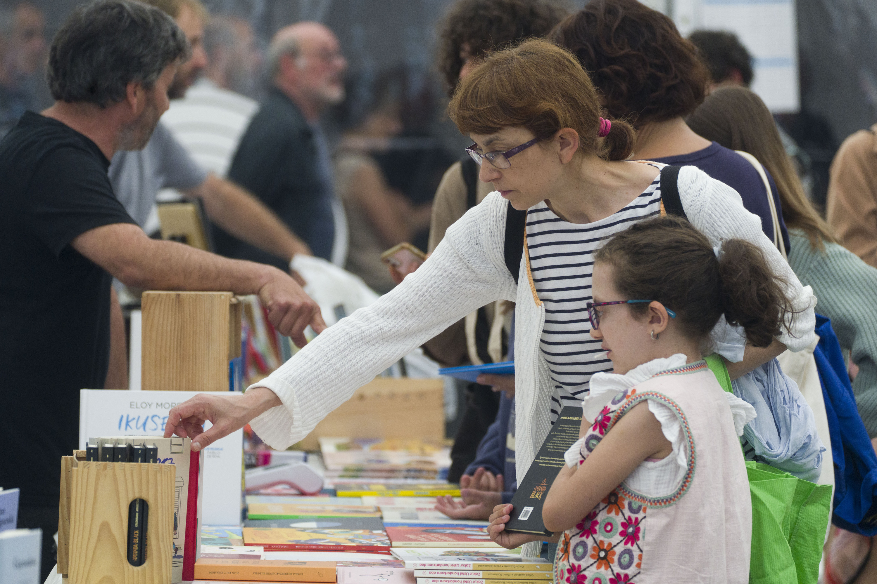 Literaturia jaialdiaren liburu azoka, gaur, Zarautzen. JON URBE / FOKU