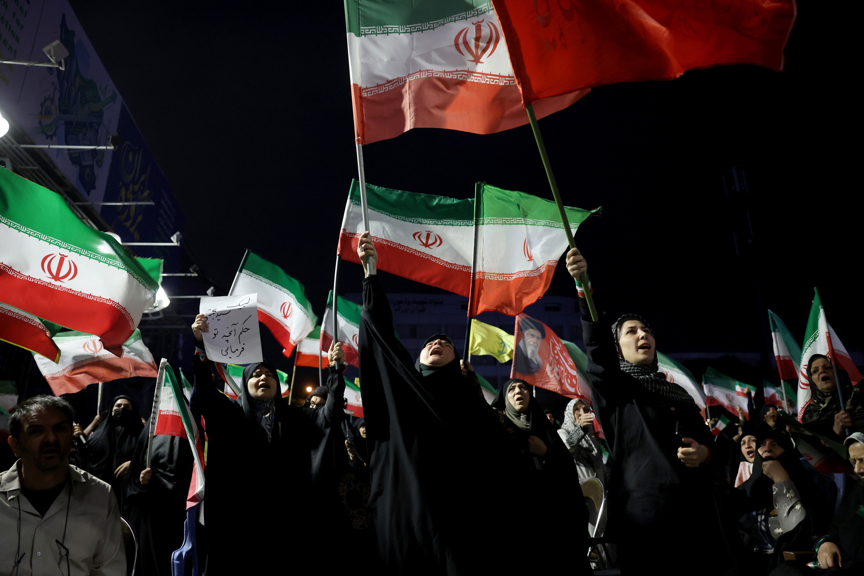 AEBek eta Israelek Iranen aurka hasitako erasoaldiaren kontrako protesta bat, atzo, Teheranen. ABEDIN TAHERKENAREH / EFE