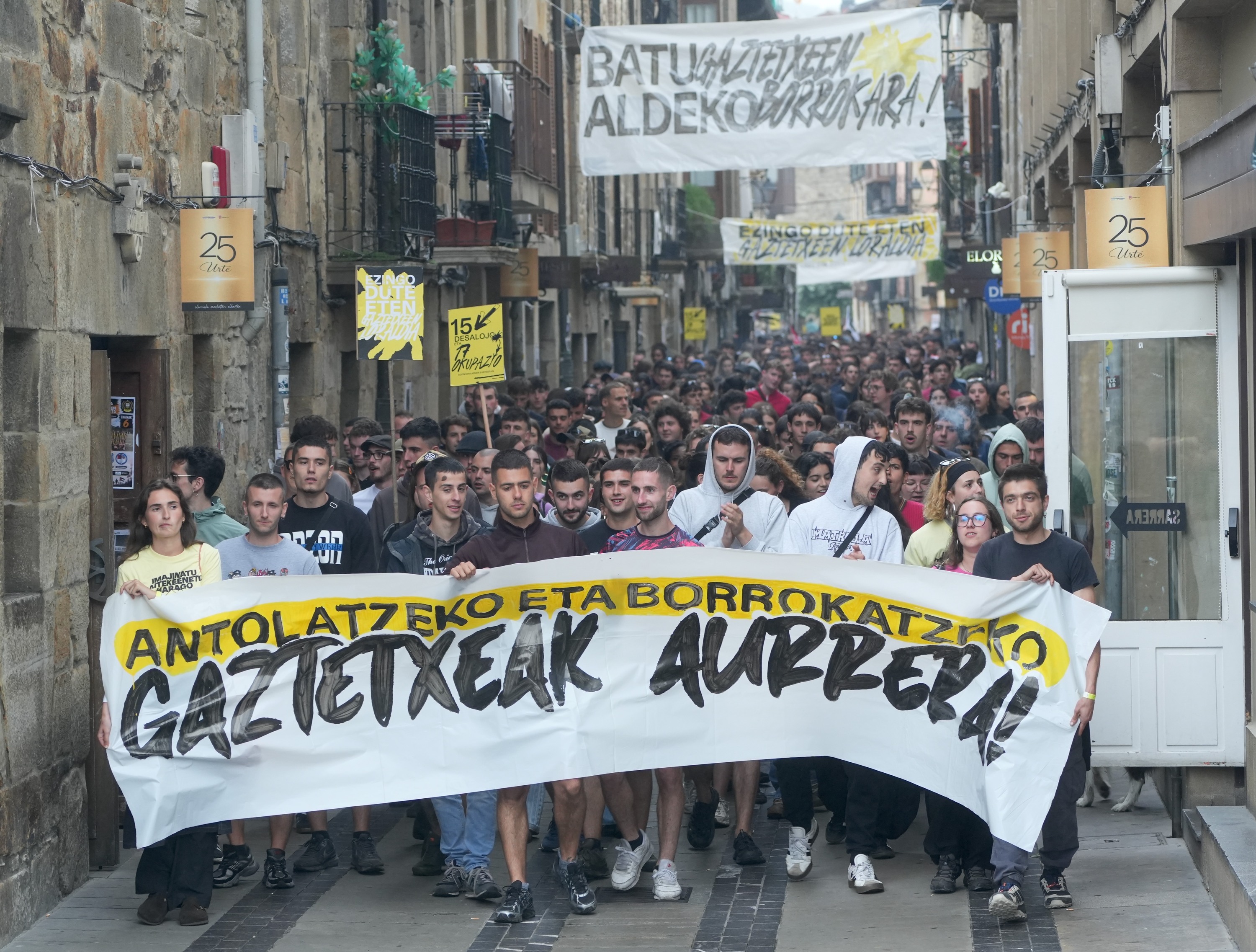 Euskal Herriko gaztetxeen aldeko mobilizazioa egin dute gaur arratsaldean, Elorrion. JON URBE / FOKU
