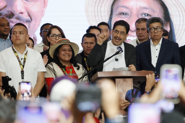 Cepeda, Aida Quilcue presidenteordegaia eta Itun Historikoa alderdiko beste hainbat kide, bart, Bogotan. MAURICIO DUEÑAS CASTAÑEDA / EFE
