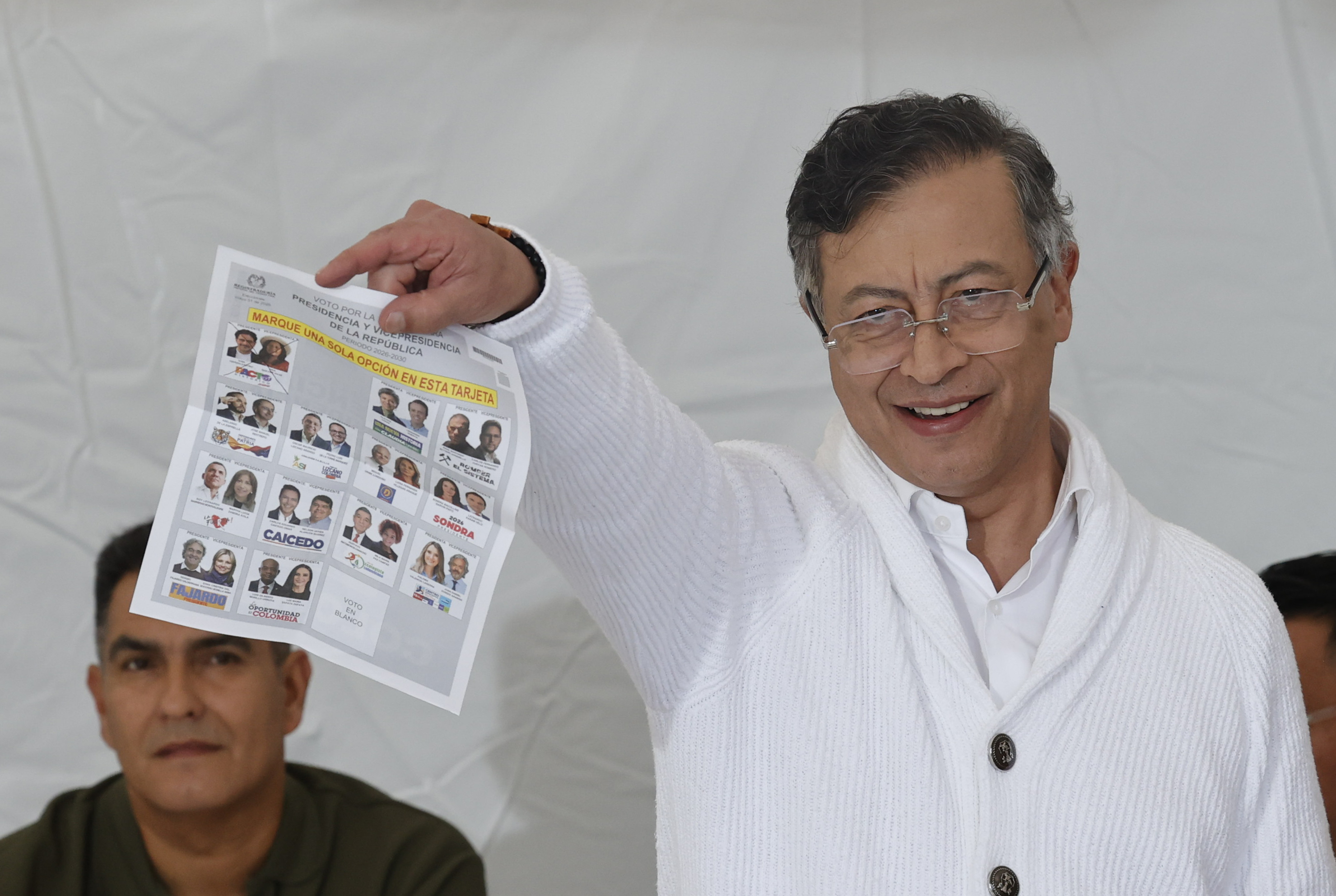 Gustavo Petro Kolonbiako presidentea boto papera erakusten, atzo, Bogotan. MAURICIO DUEÑAS CASTAÑEDA / EFE
