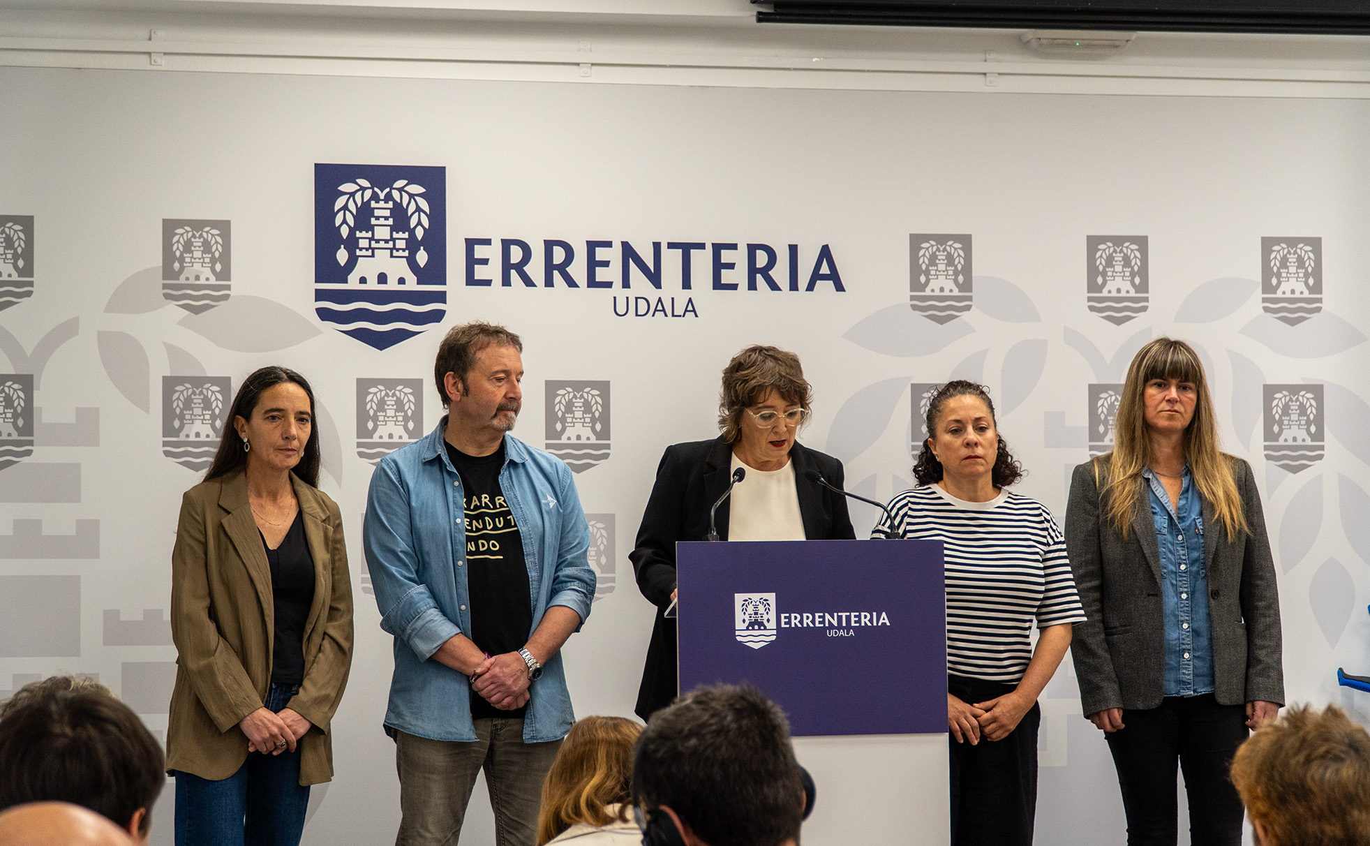 Errenteriako alkate Aizpea Otaegi, hainbat zinegotzi inguruan dituela. ERRENTERIAKO UDALA