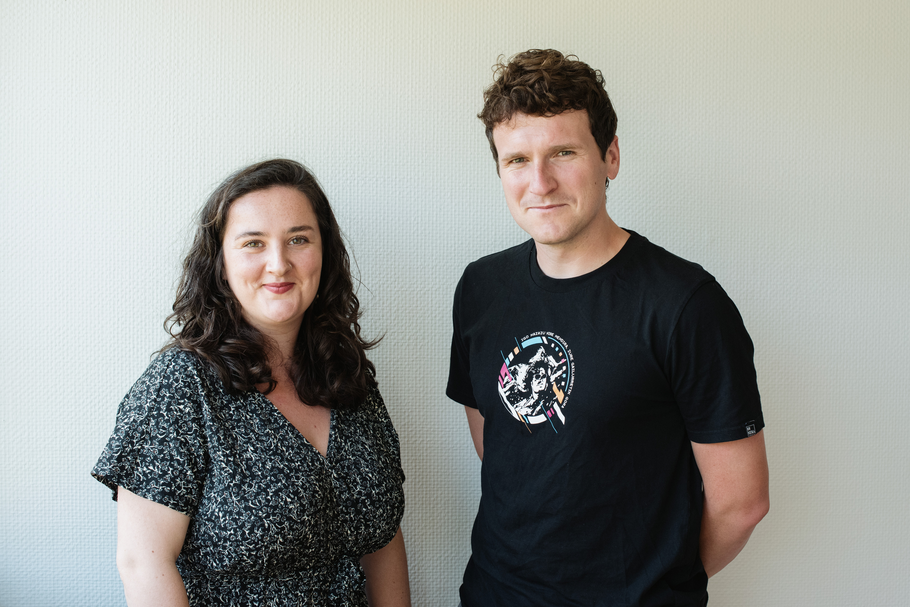 Aitor Servier eta Matilda Legardinier, 'Auzolanaren lurretan' liburuaren egileak. GUILLAUME FAUVEAU