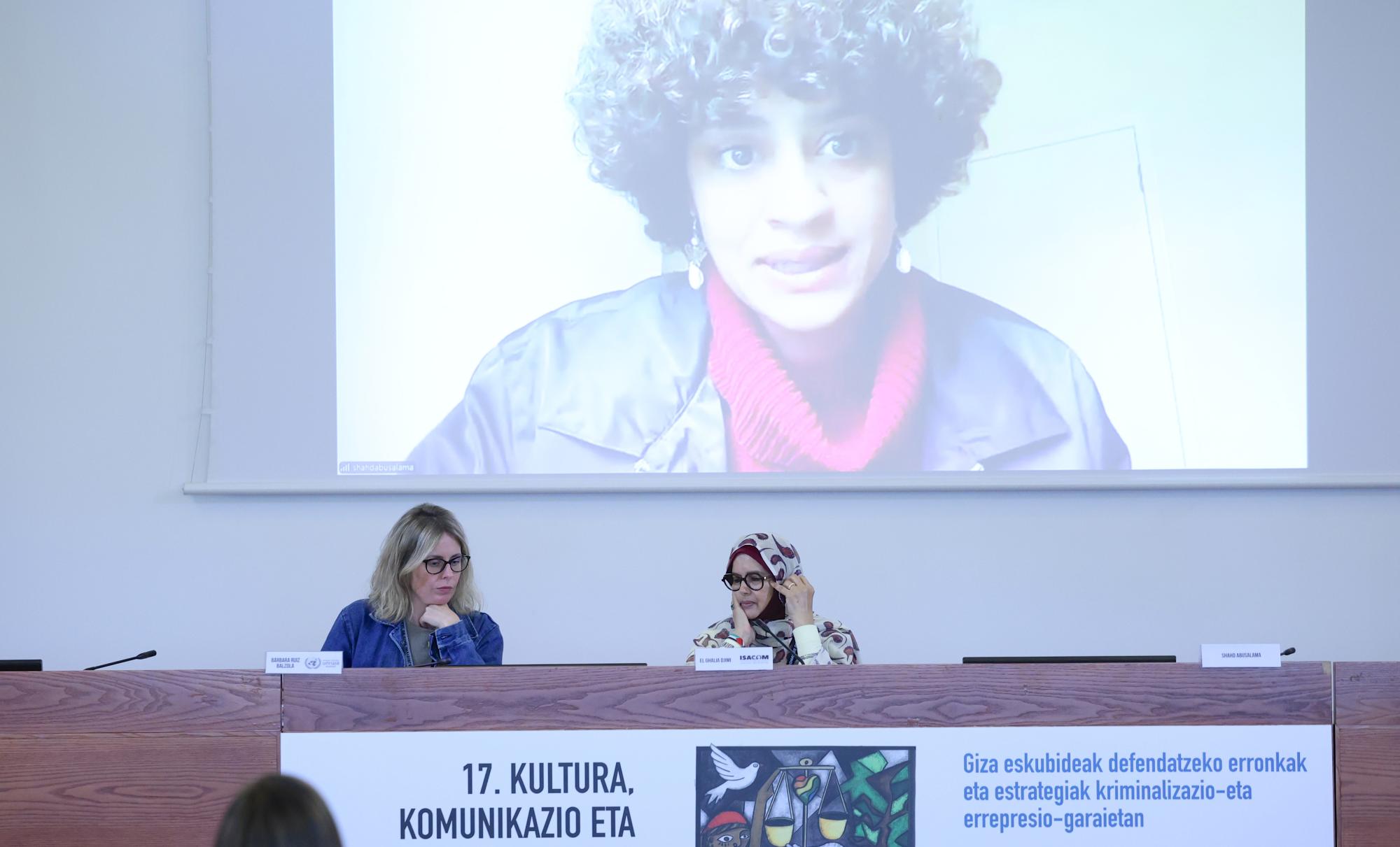Ruiz, Djimi eta Abusalama, Mendebaldeko Saharako eta Palestinako herri erresistentziari buruz Bilboko Bizkaia aretoan atzo egin zuten mahai inguruan. OSKAR MATXIN EDESA / FOKU