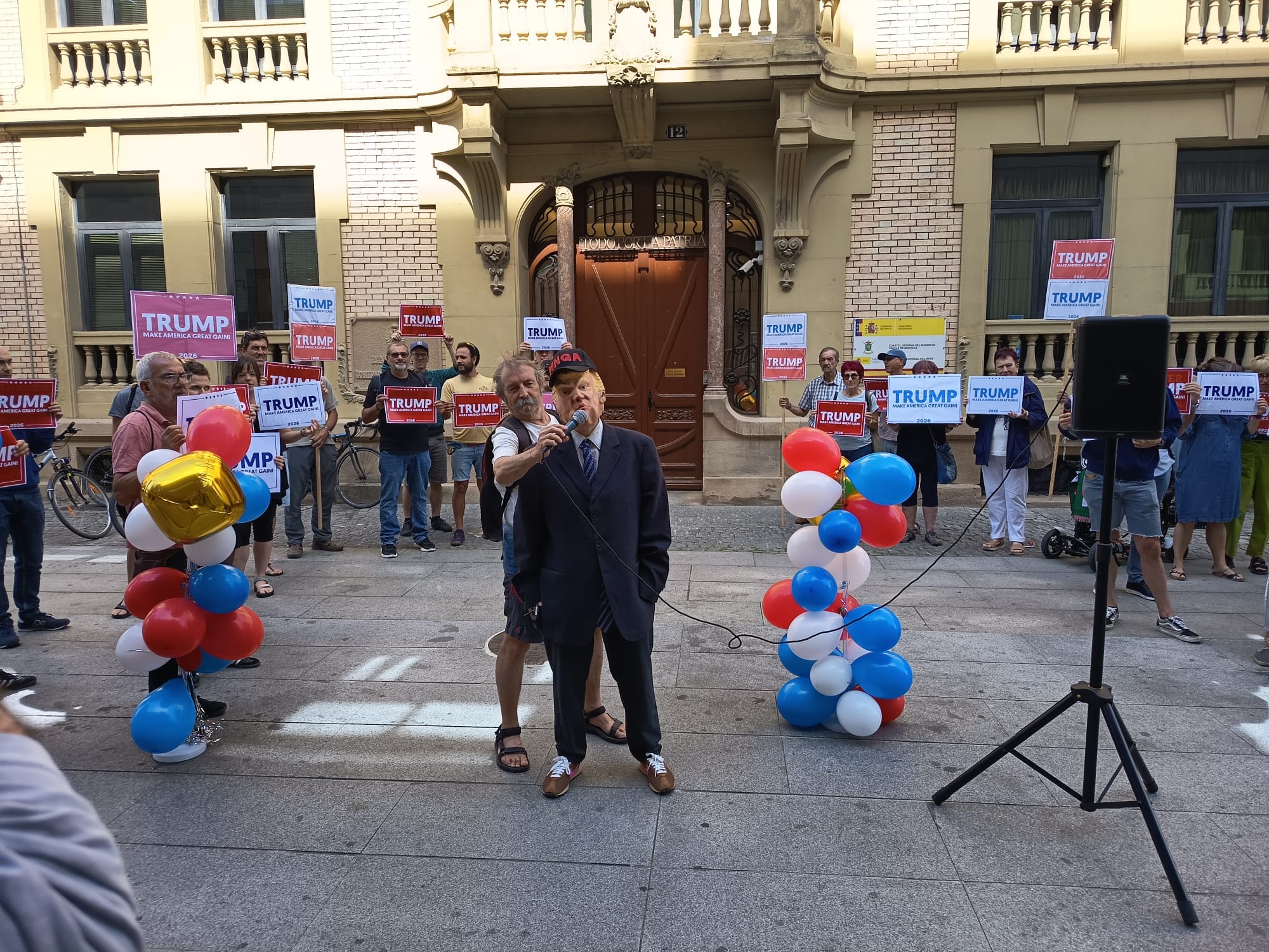Euskal Herriko Eskubide Sozialen Gutunak gaur egindako performancearen irudia, Iruñean. BERRIA