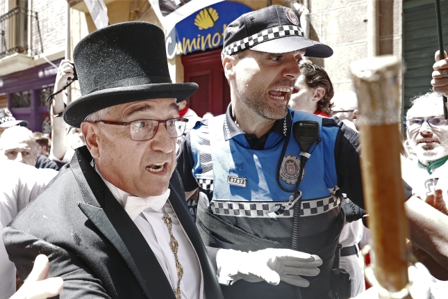 Enrique Maia, 2022ko prozesioan, Curia kalean, estu. JESUS DIGES / EFE